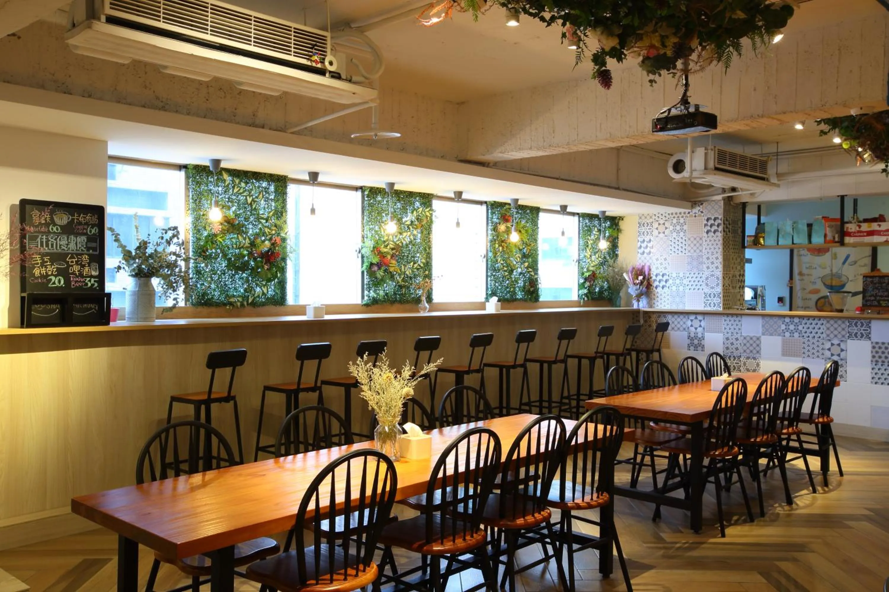 Lounge or bar in Loosha Hostel