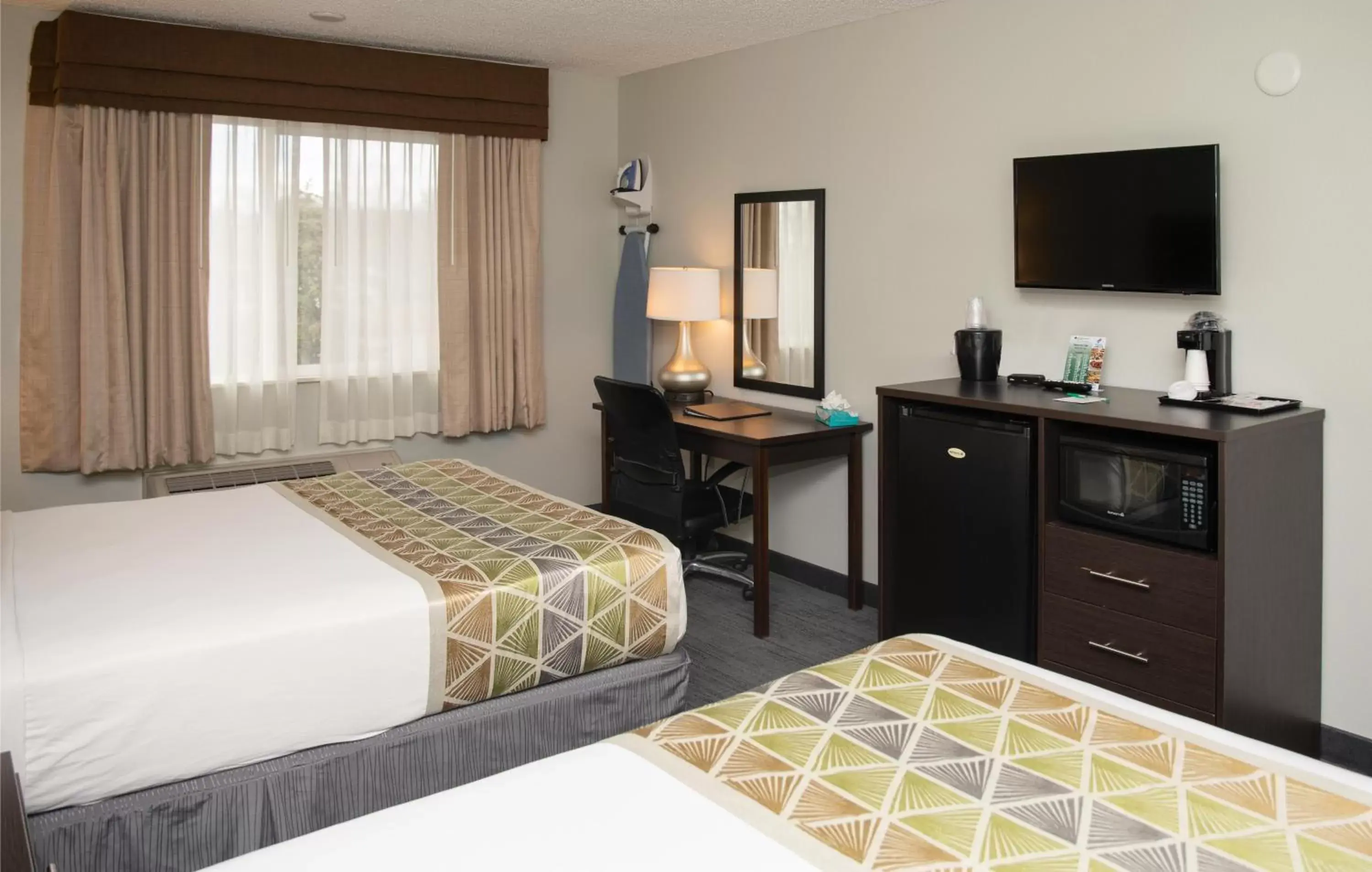 Deluxe Queen Room in GreenTree Inn Montrose Deluxe Queen Room in GreenTree Inn Montrose