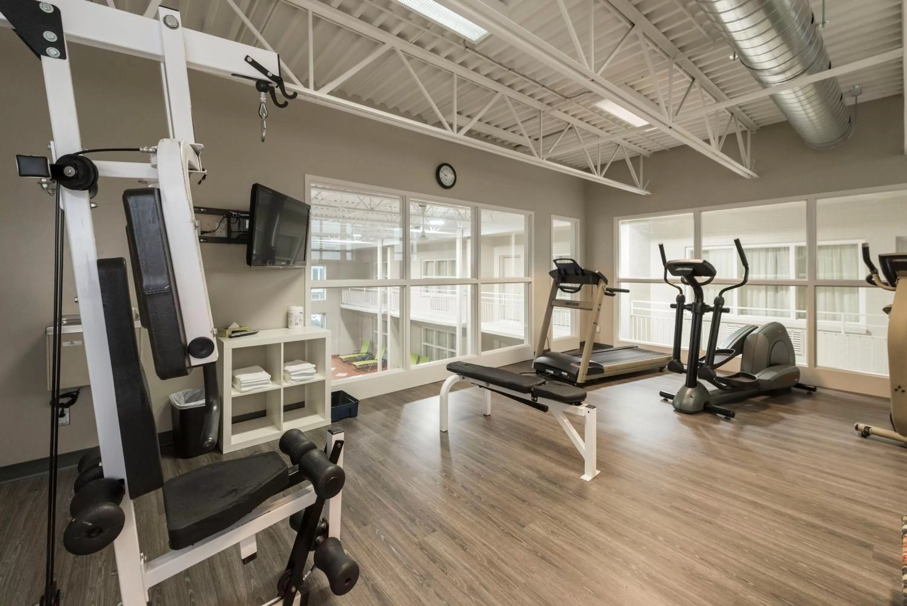Fitness centre/facilities in Hotel & Suites Le Dauphin Drummondville