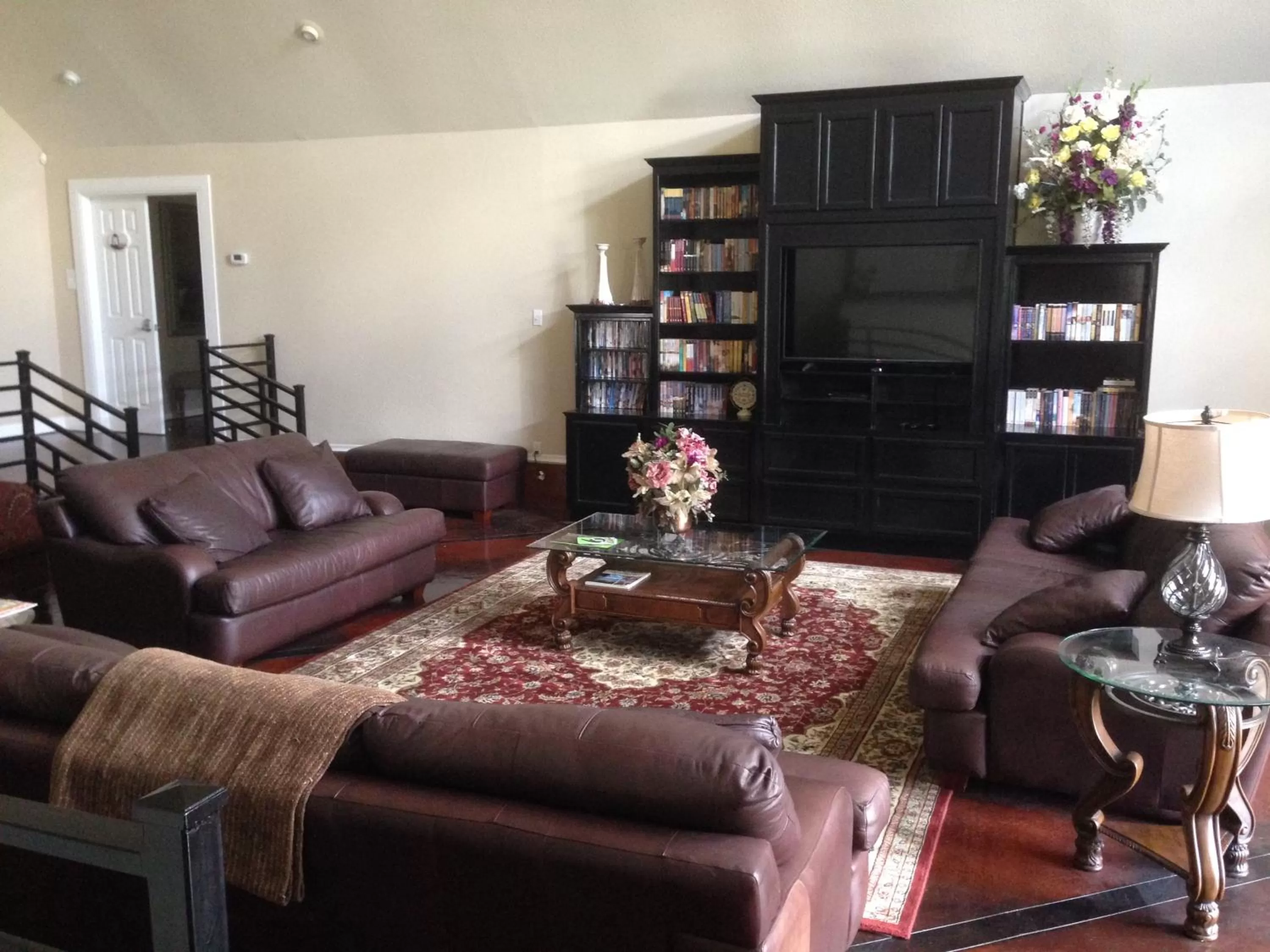 Communal lounge/ TV room in Maple Creek Bed&Breakfast