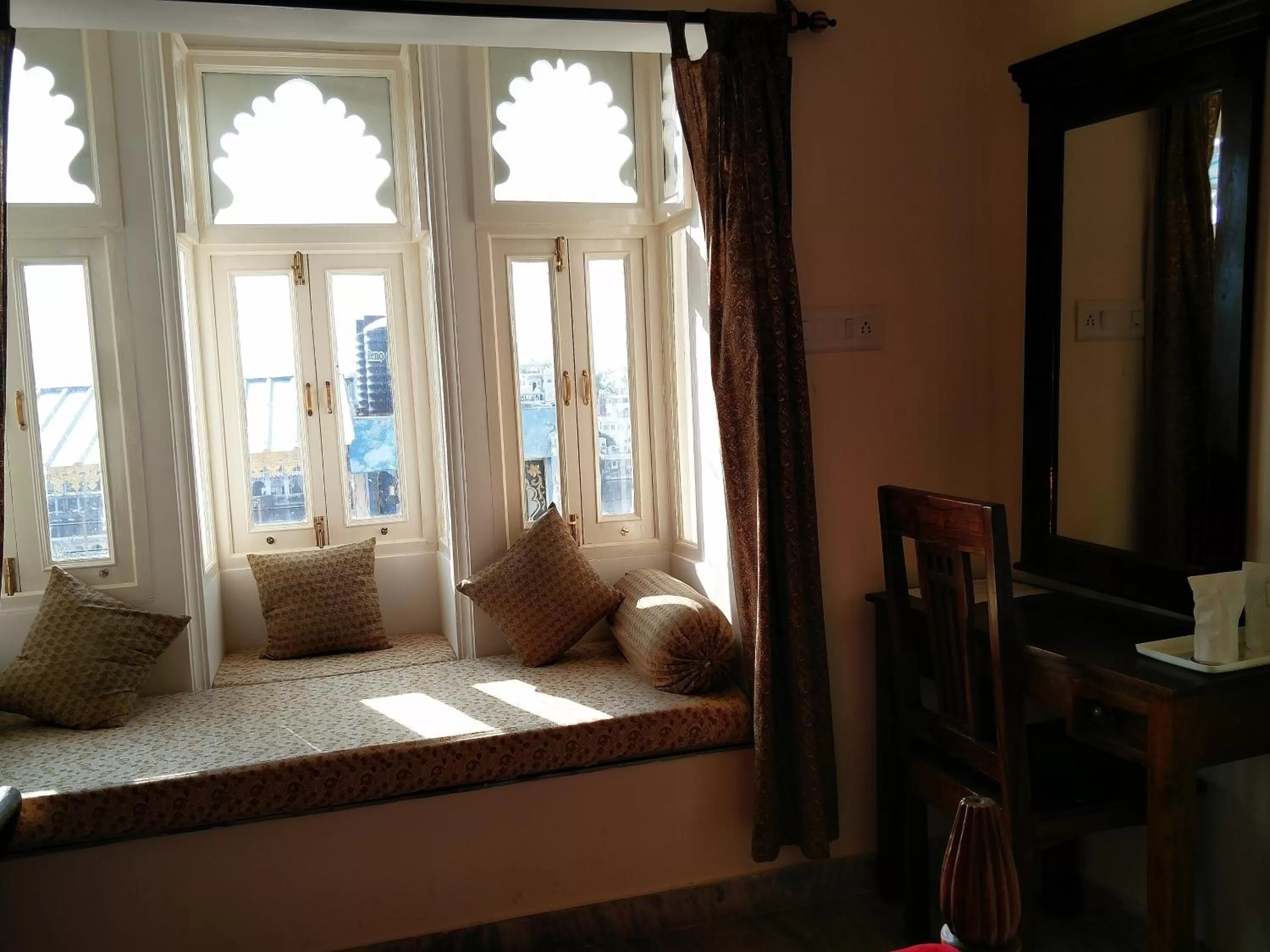 Decorative detail, Bed in Hotel Pratap Bhawan