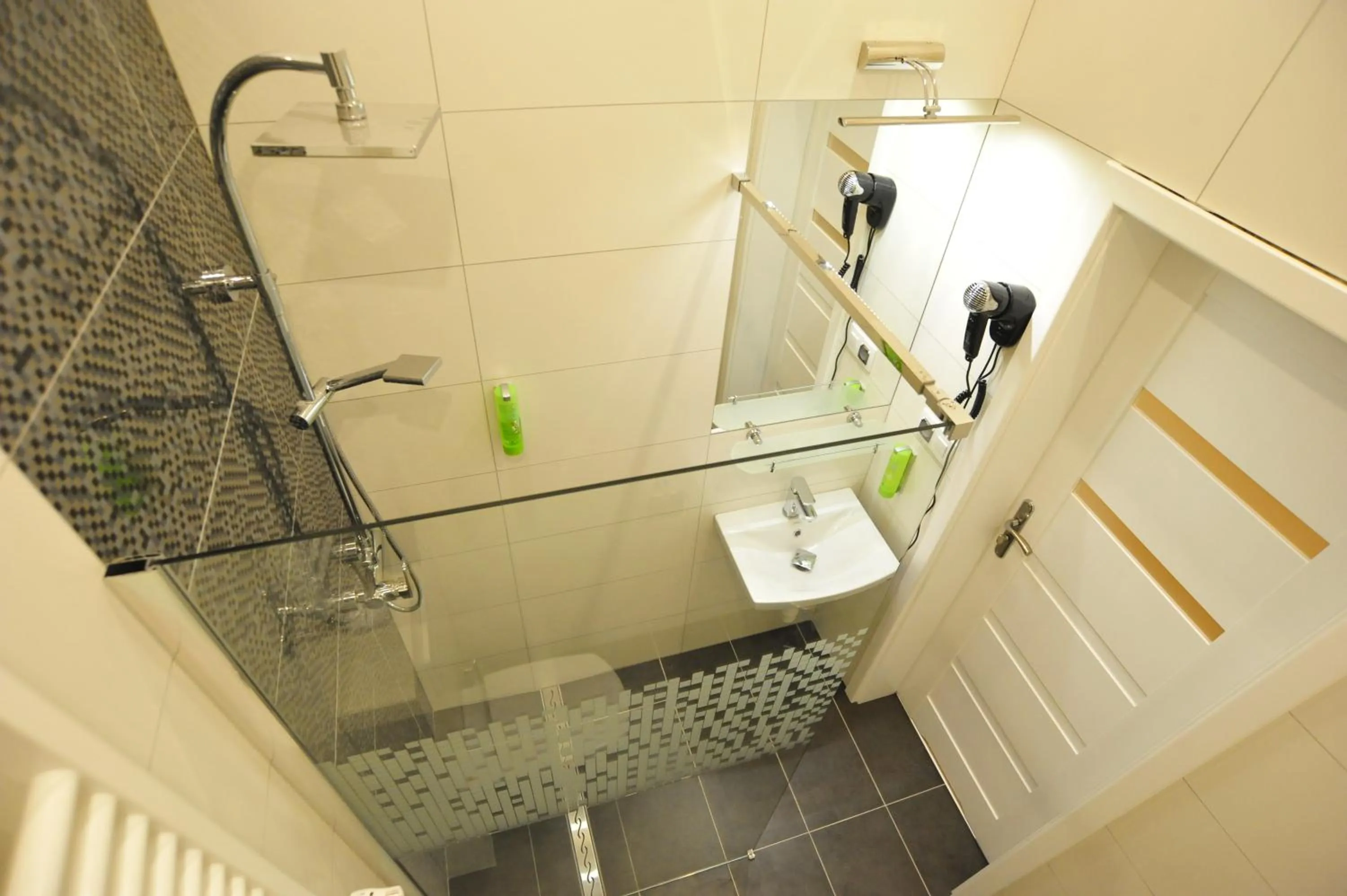 Shower in Kosmopolita Apartments