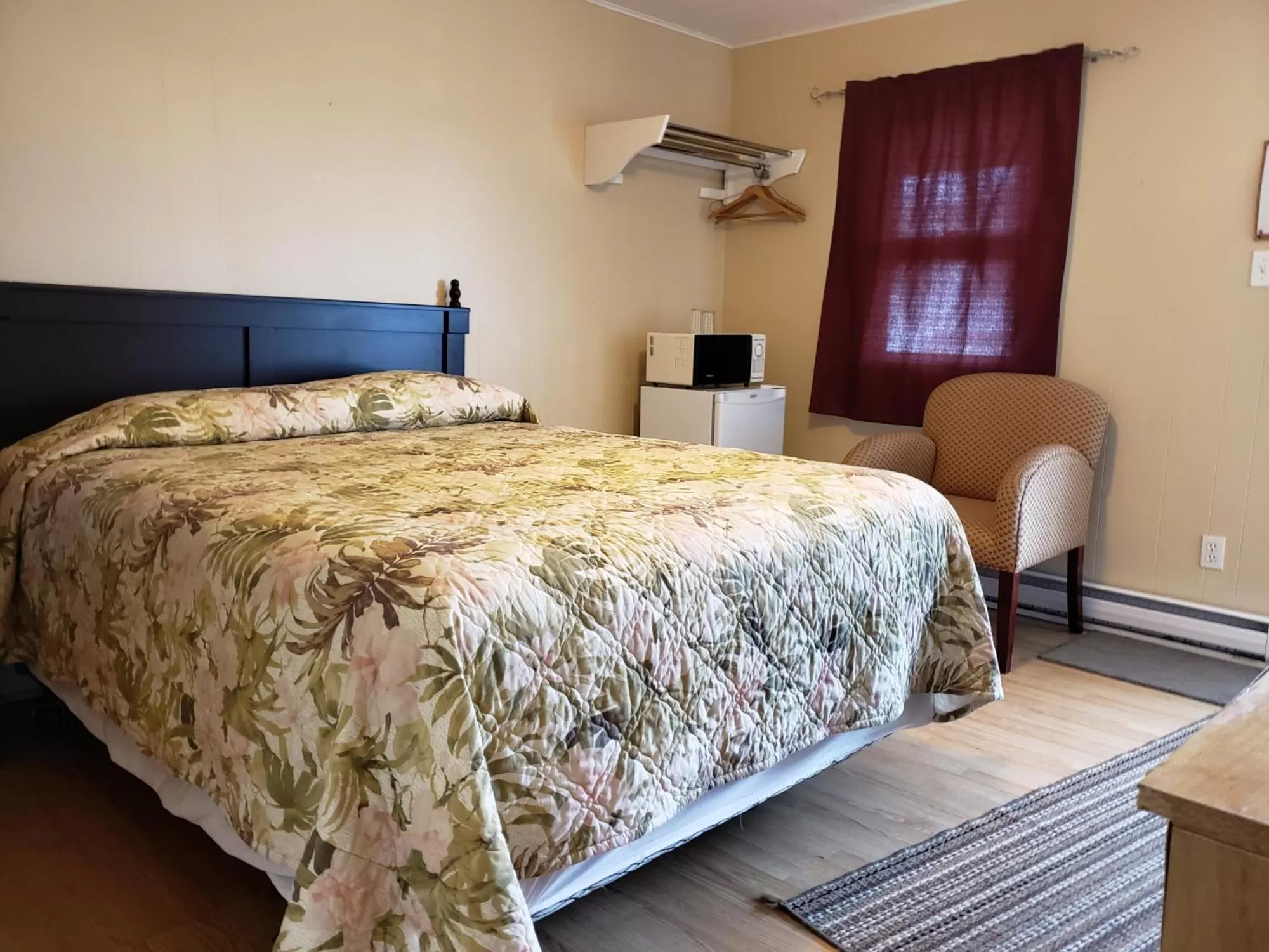 Bedroom, Bed in Regent Motel