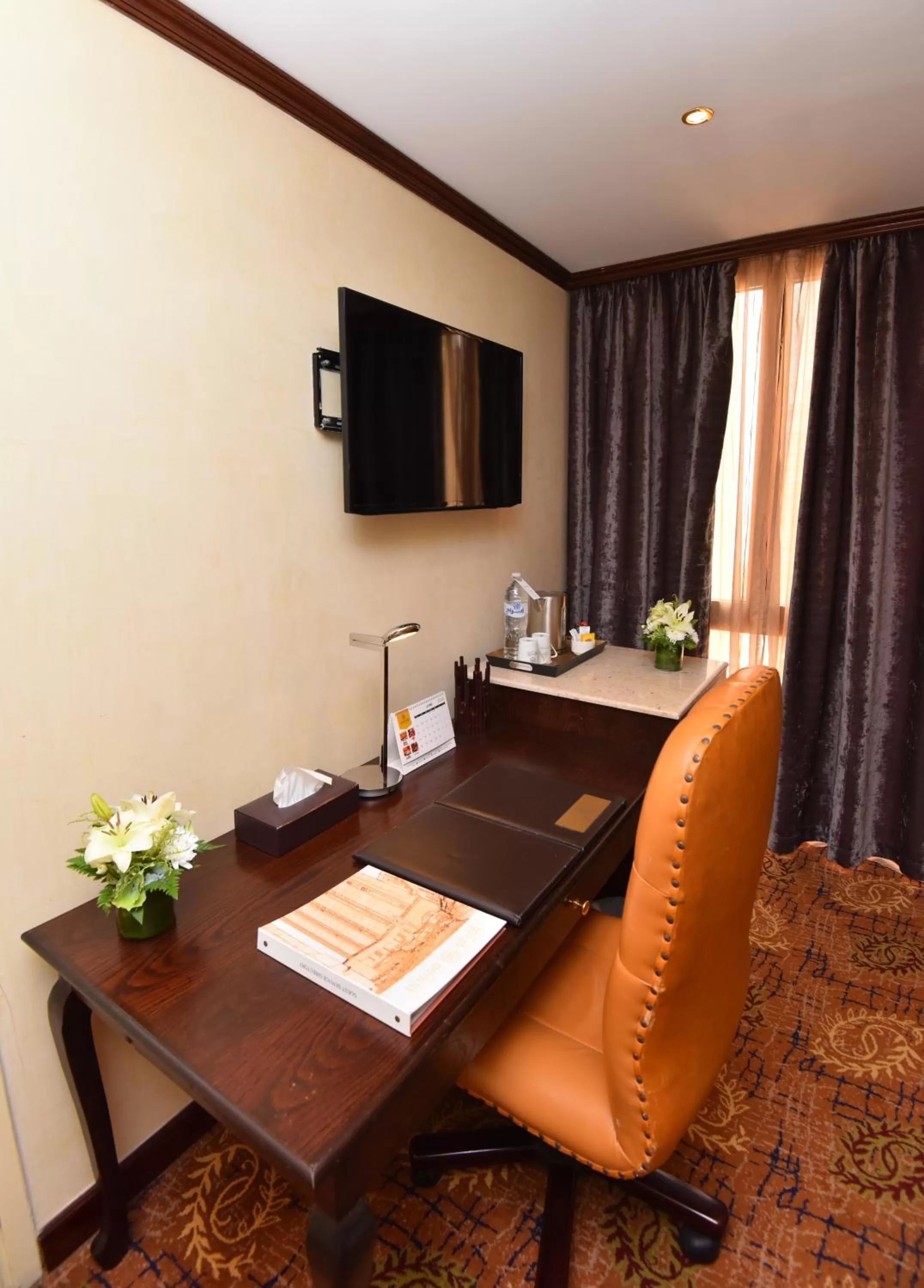 Bedroom, TV/Entertainment Center in Inn & Go Kuwait Plaza