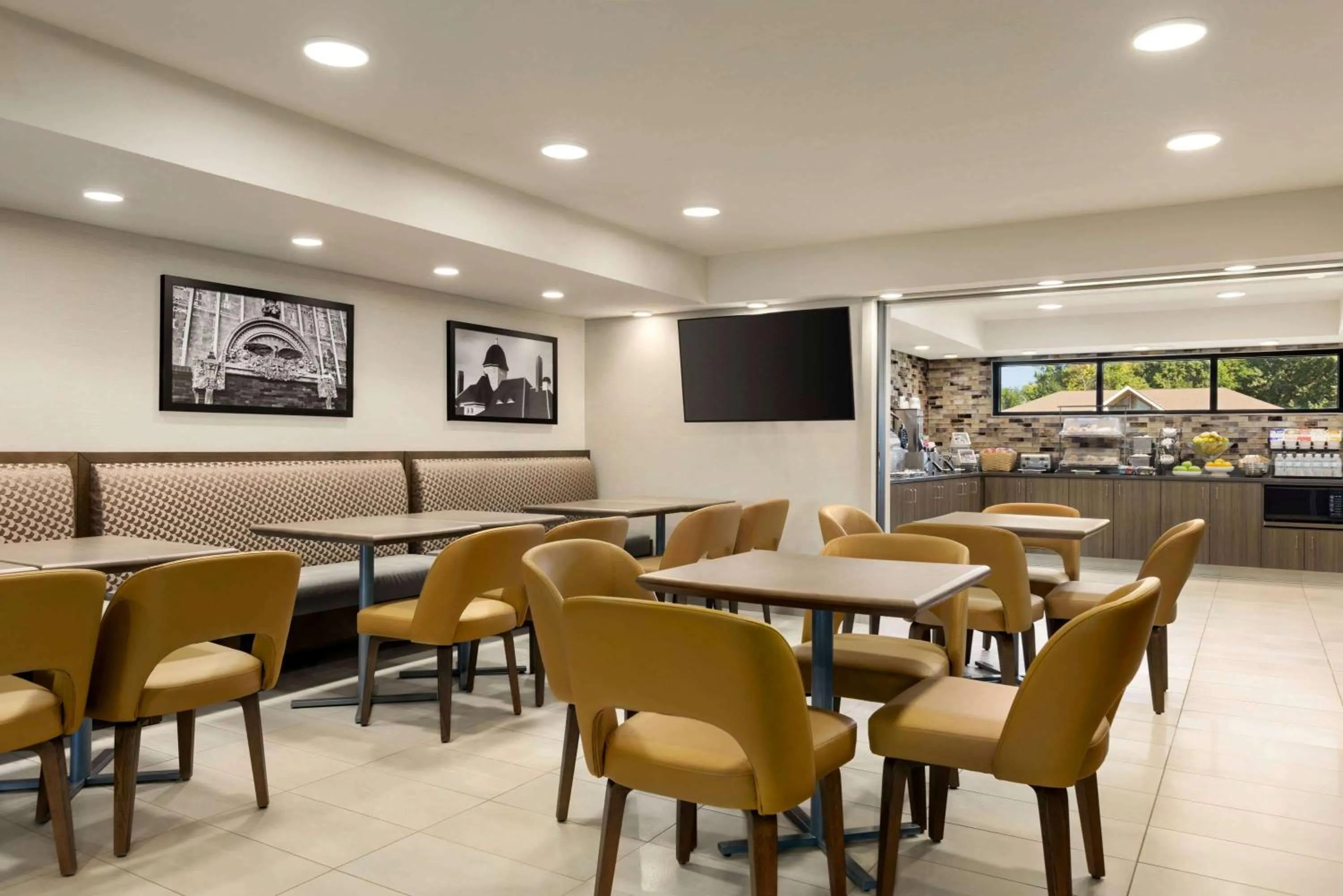 Restaurant/places to eat in Baymont by Wyndham Owatonna