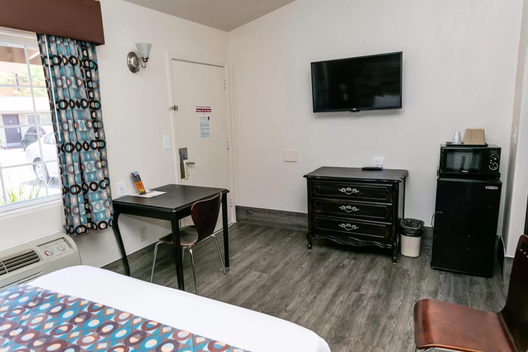 Photo of the whole room, Bed in Anaheim Discovery Inn and Suites