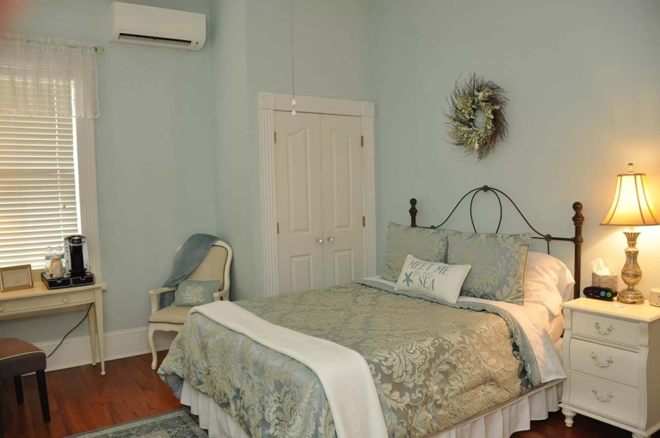 Queen Room in Trowell Historic Inn