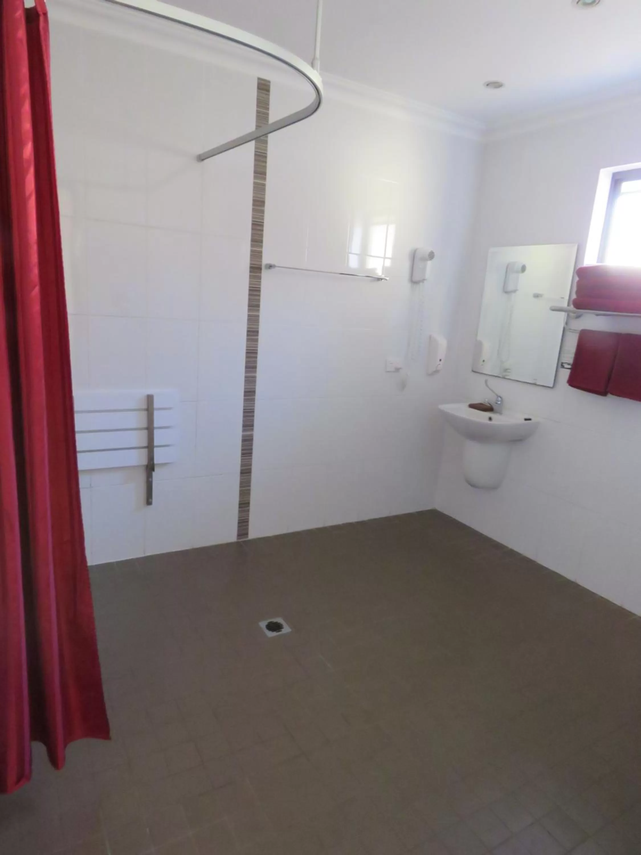 Bathroom in Emerald Gardens Motel & Apartments