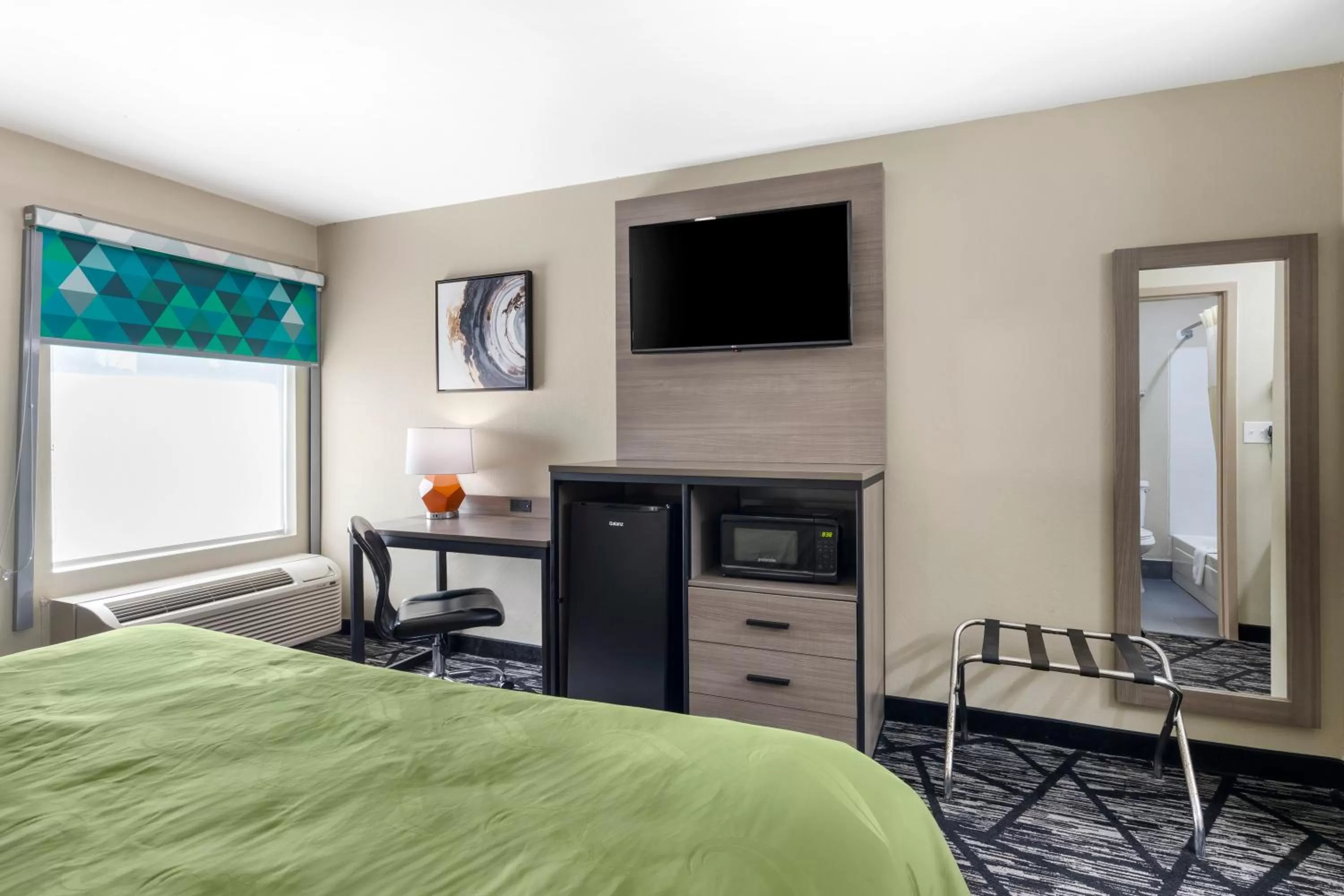 TV and multimedia, Bed in Quality Inn Jackson Northwest