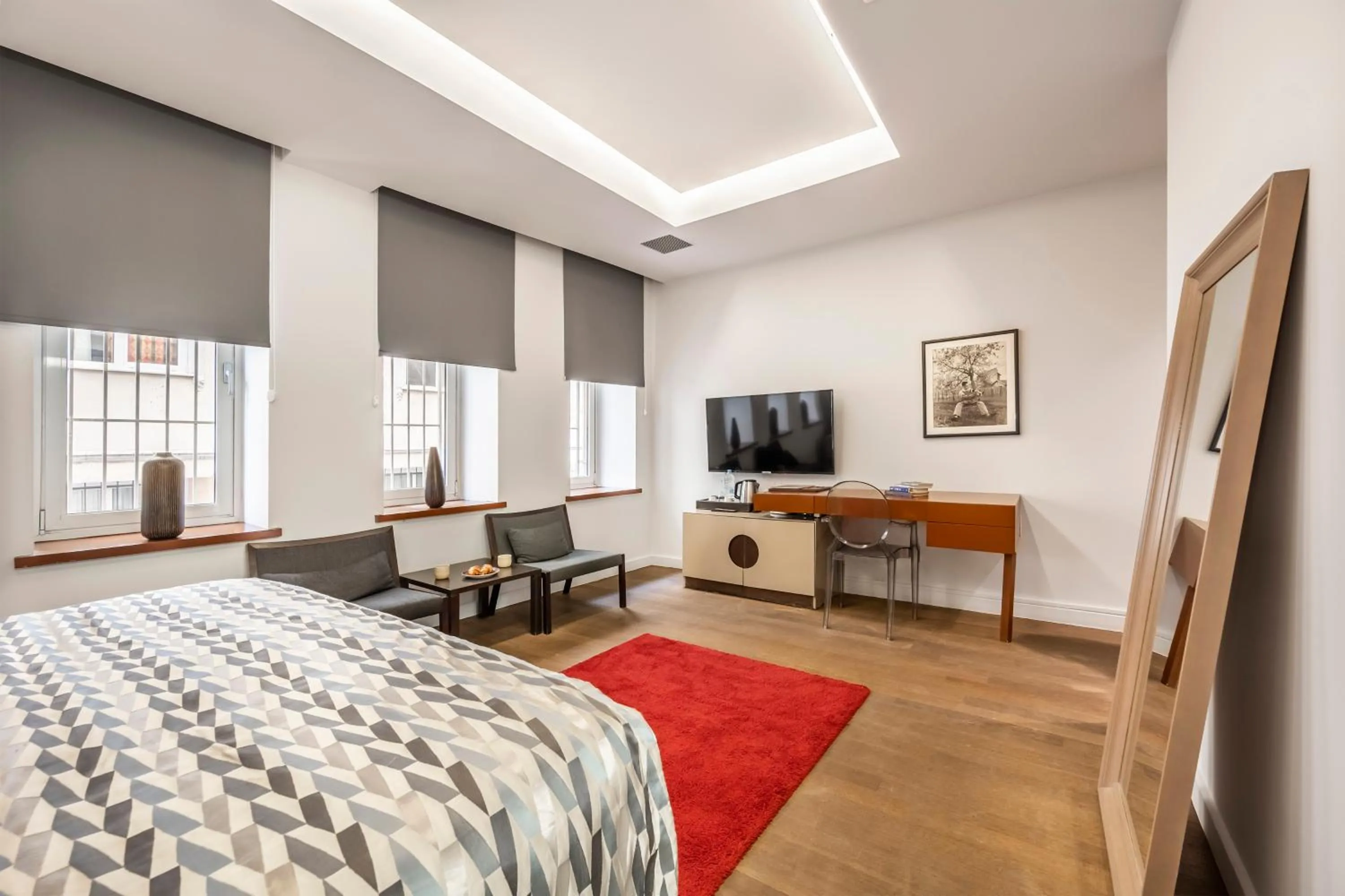 Communal lounge/ TV room, Bed in Ansen Hotel and Suites