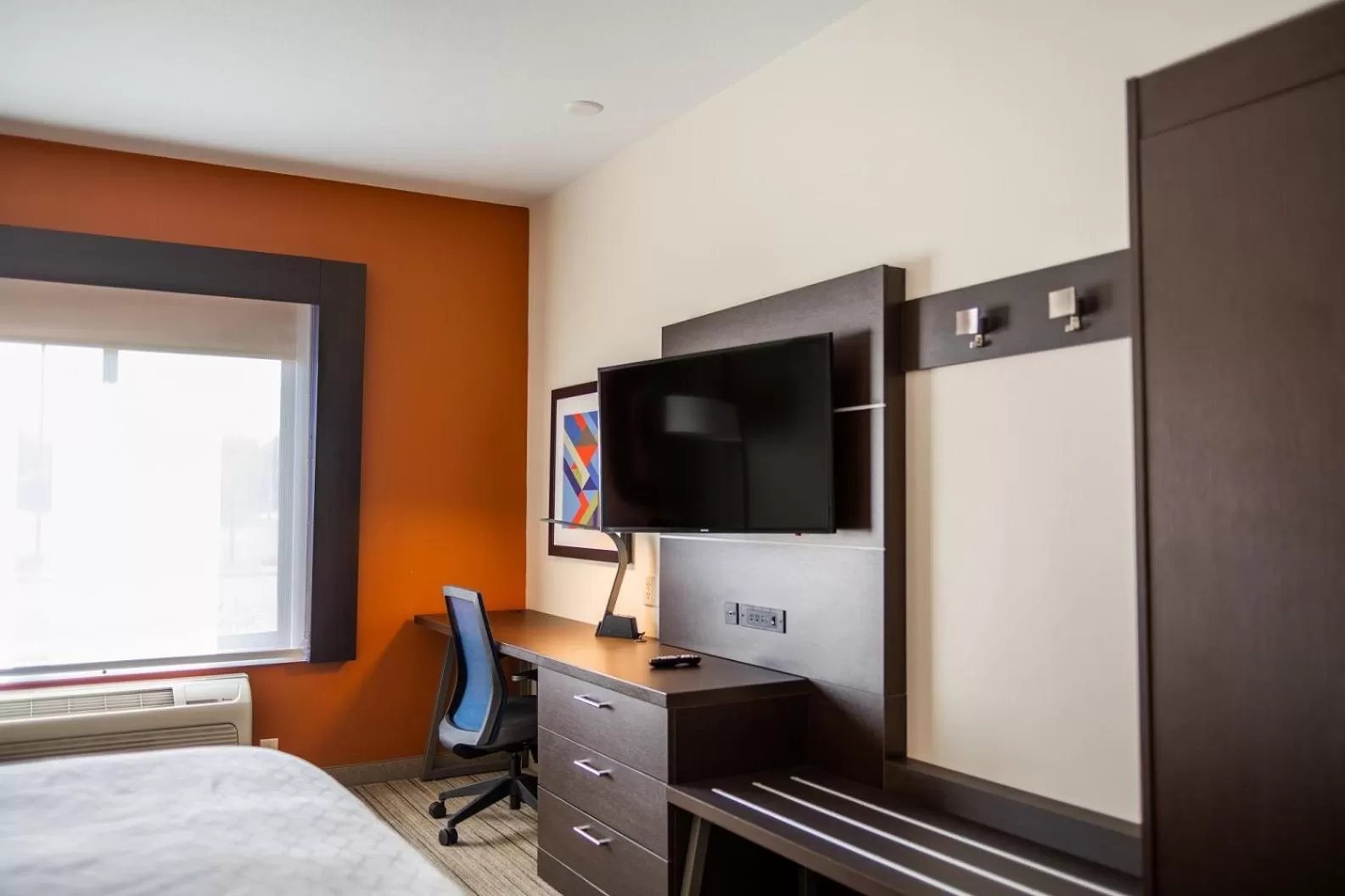 TV and multimedia, Bed in Holiday Inn Express & Suites Custer-Mt Rushmore