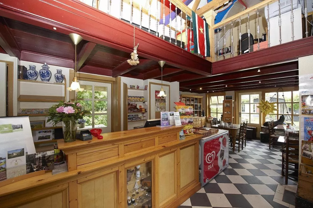 Restaurant/places to eat in Recreatiepark Wiringherlant