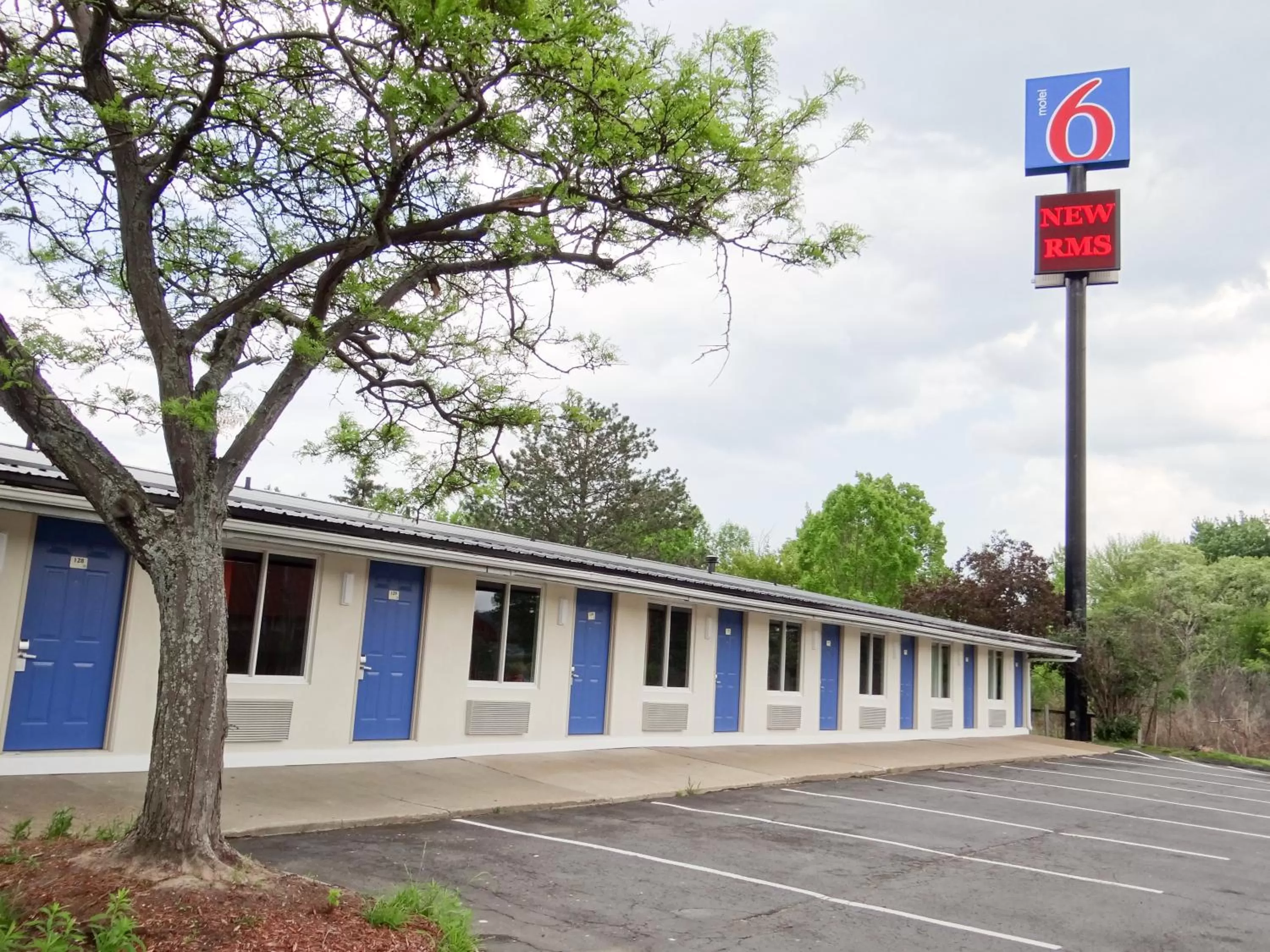 Facade/entrance in Motel 6-Erie, PA