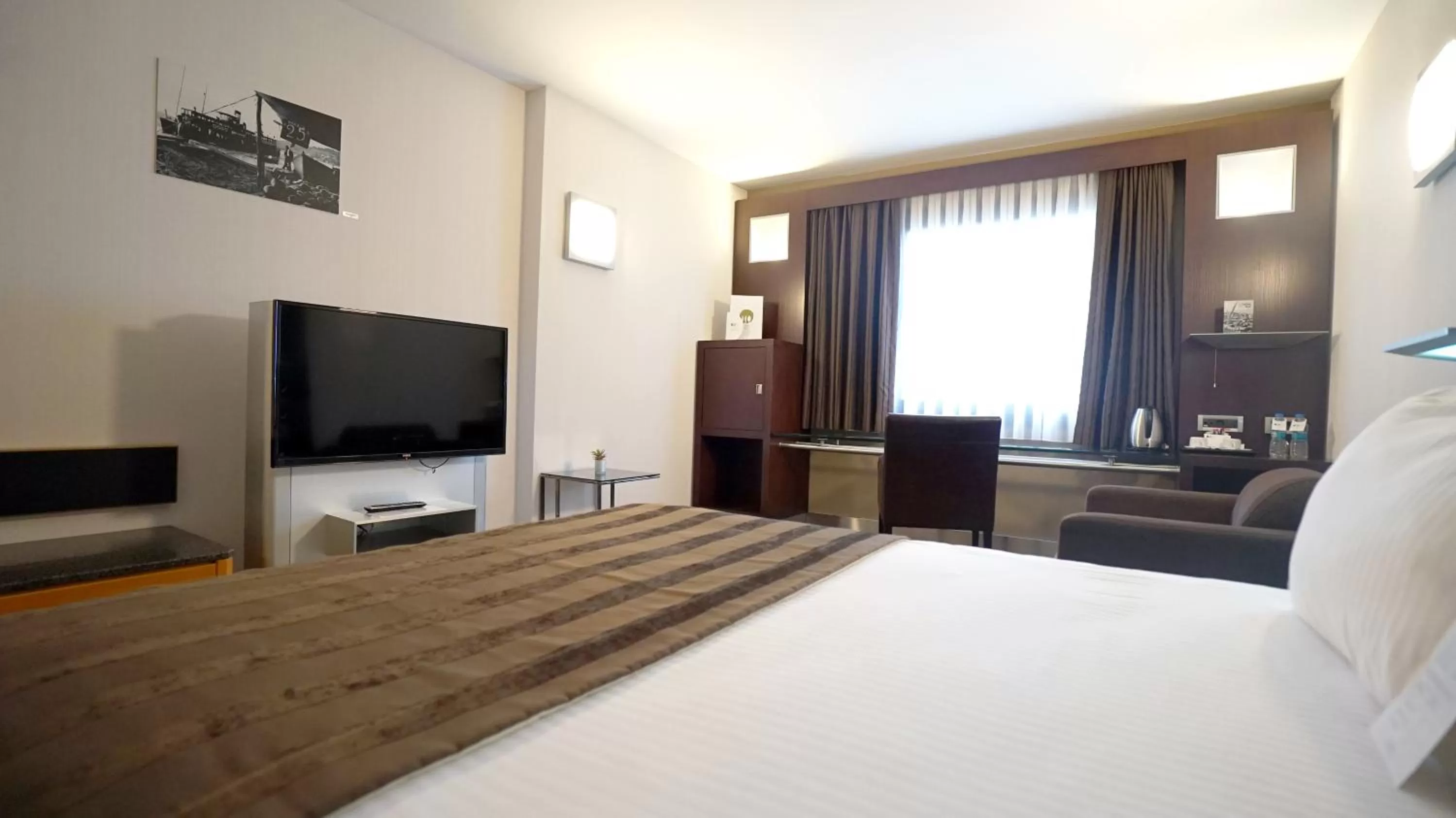 Photo of the whole room, Bed in Point Hotel Taksim