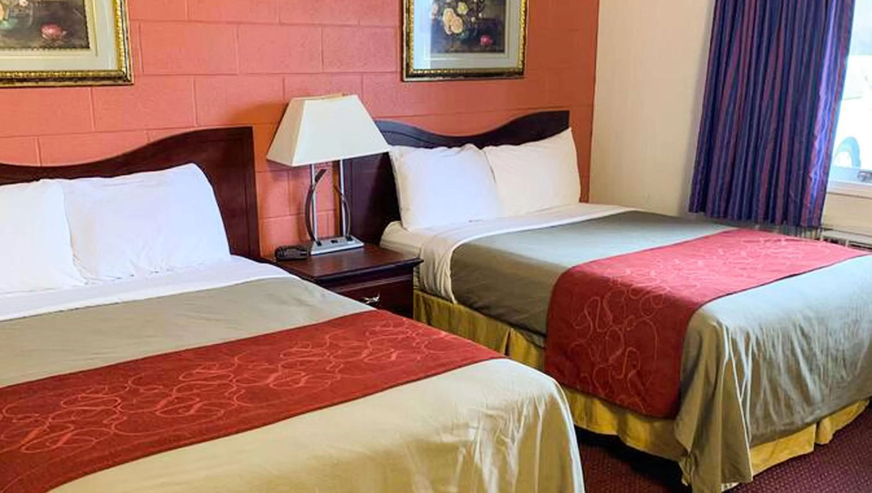 Photo of the whole room, Bed in Rodeway Inn Manchester I-90