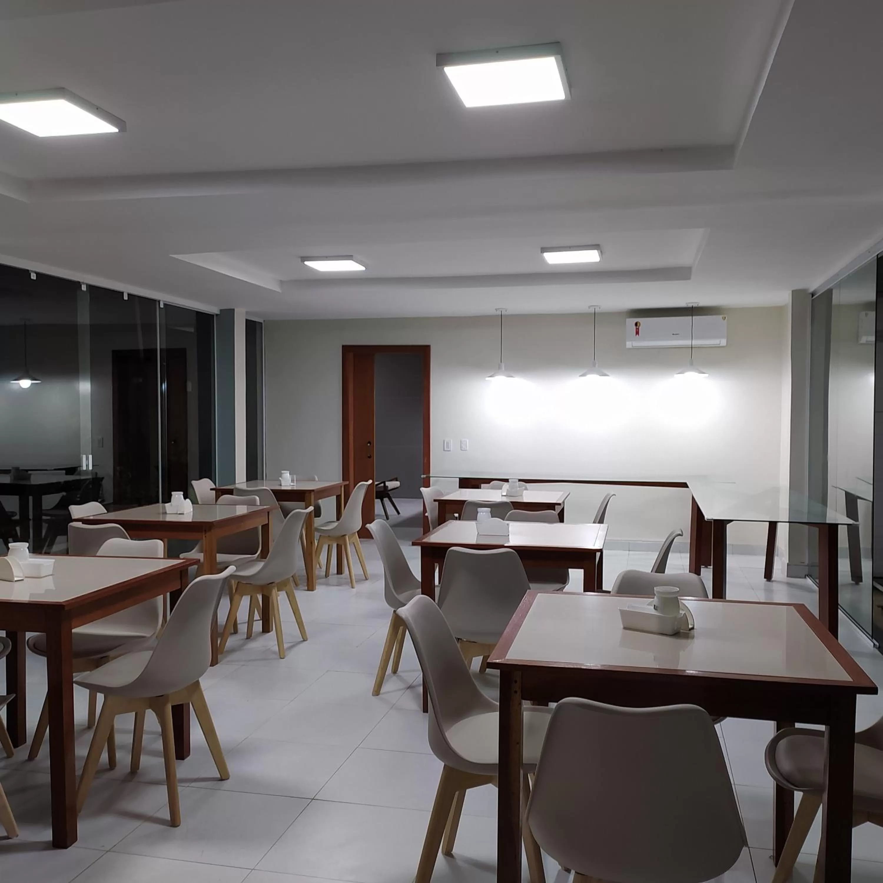 Restaurant/Places to Eat in Hotel Aveiro