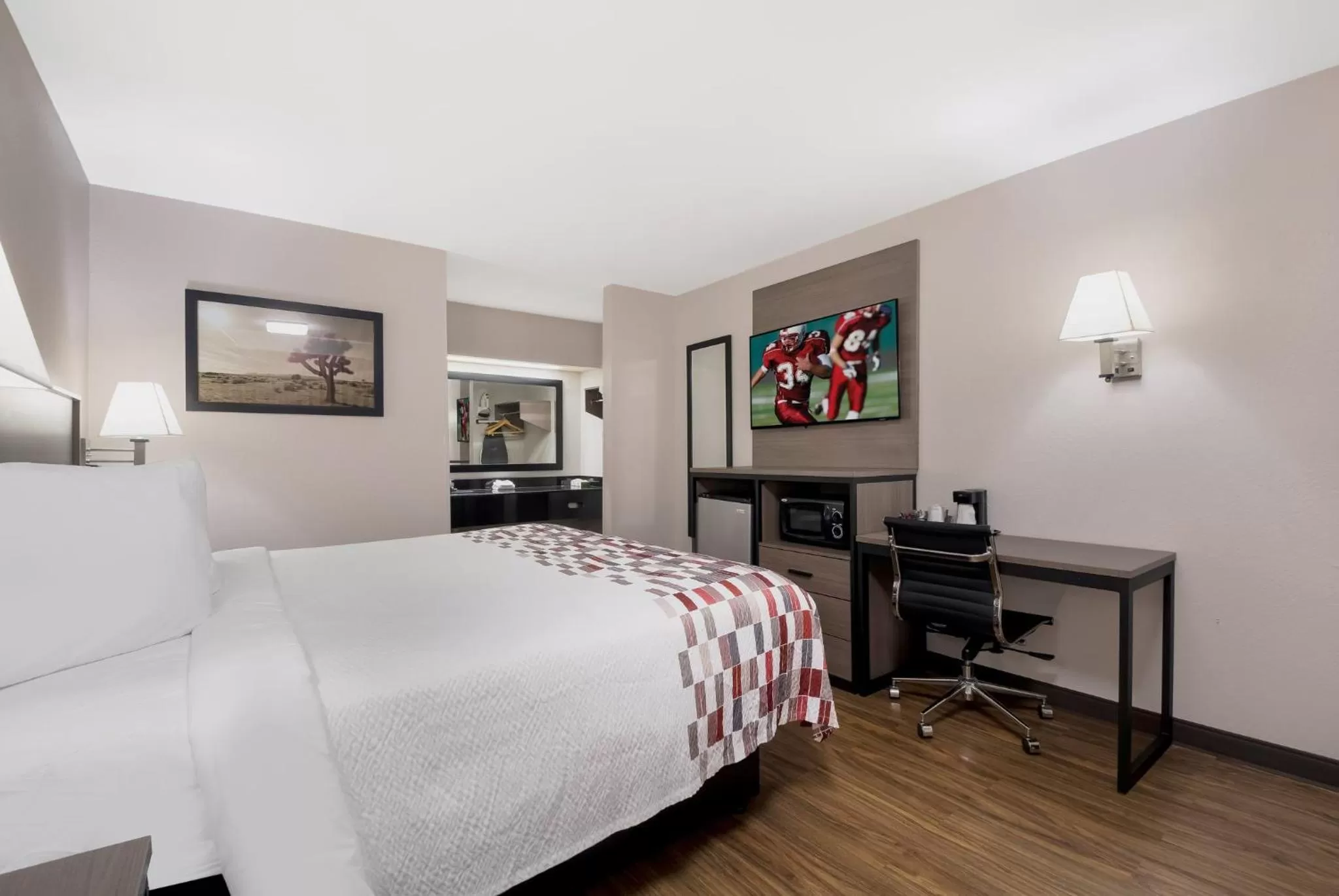 Bedroom, Bed in Red Roof Inn Chattanooga - Lookout Mountain