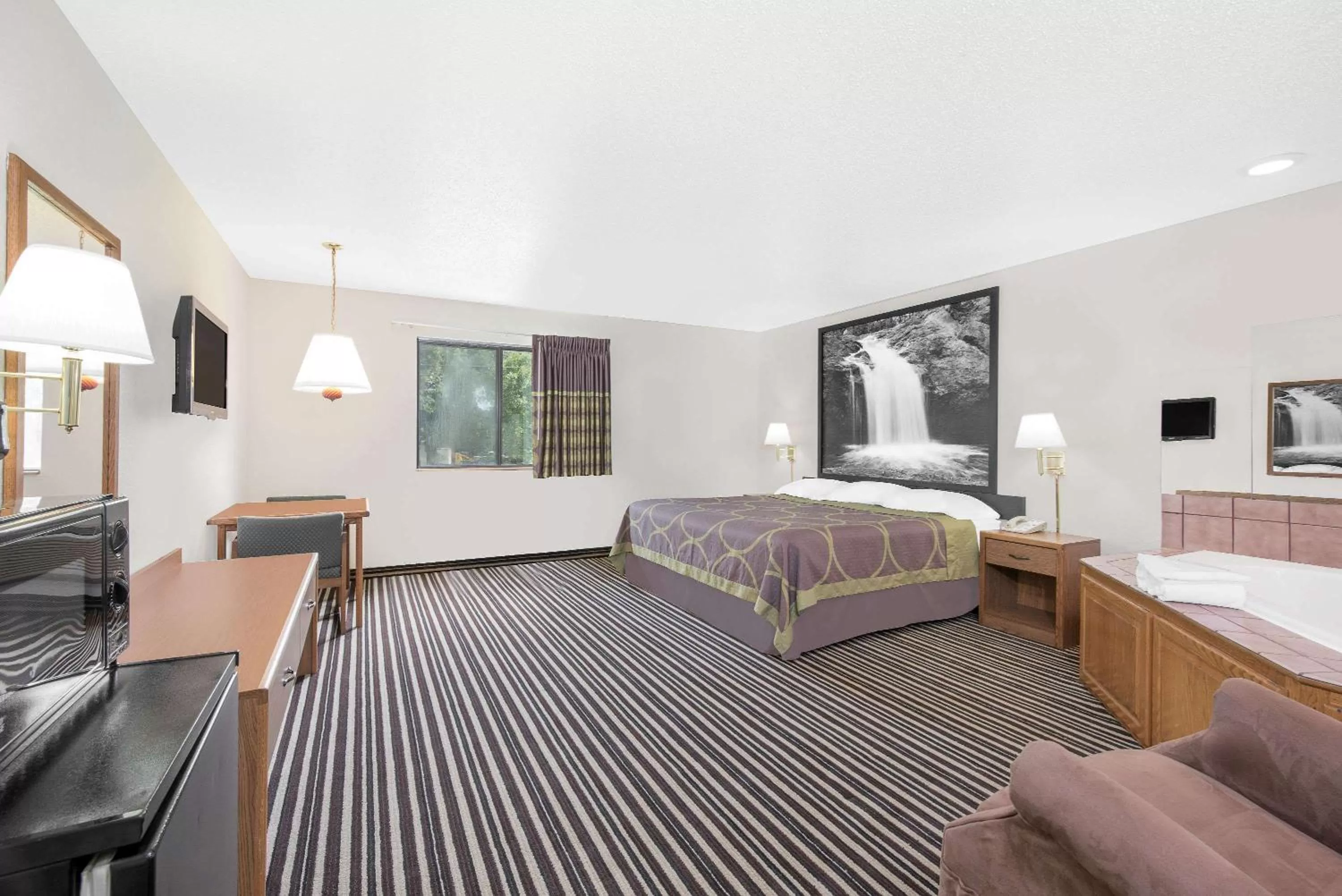 Photo of the whole room, Bed in Wrangler Hotel Morris