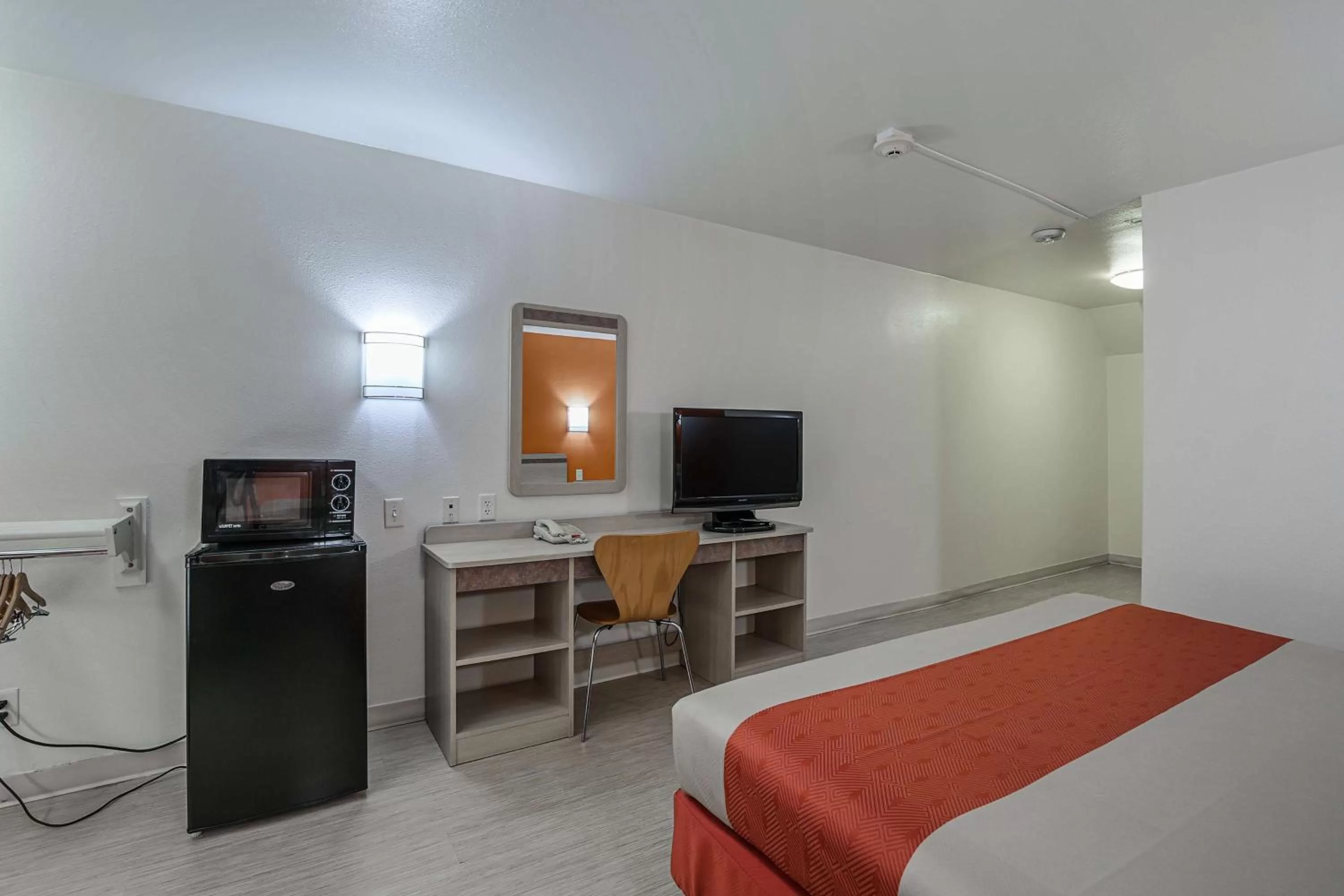 TV and multimedia, Bed in Motel 6-Pasadena, TX