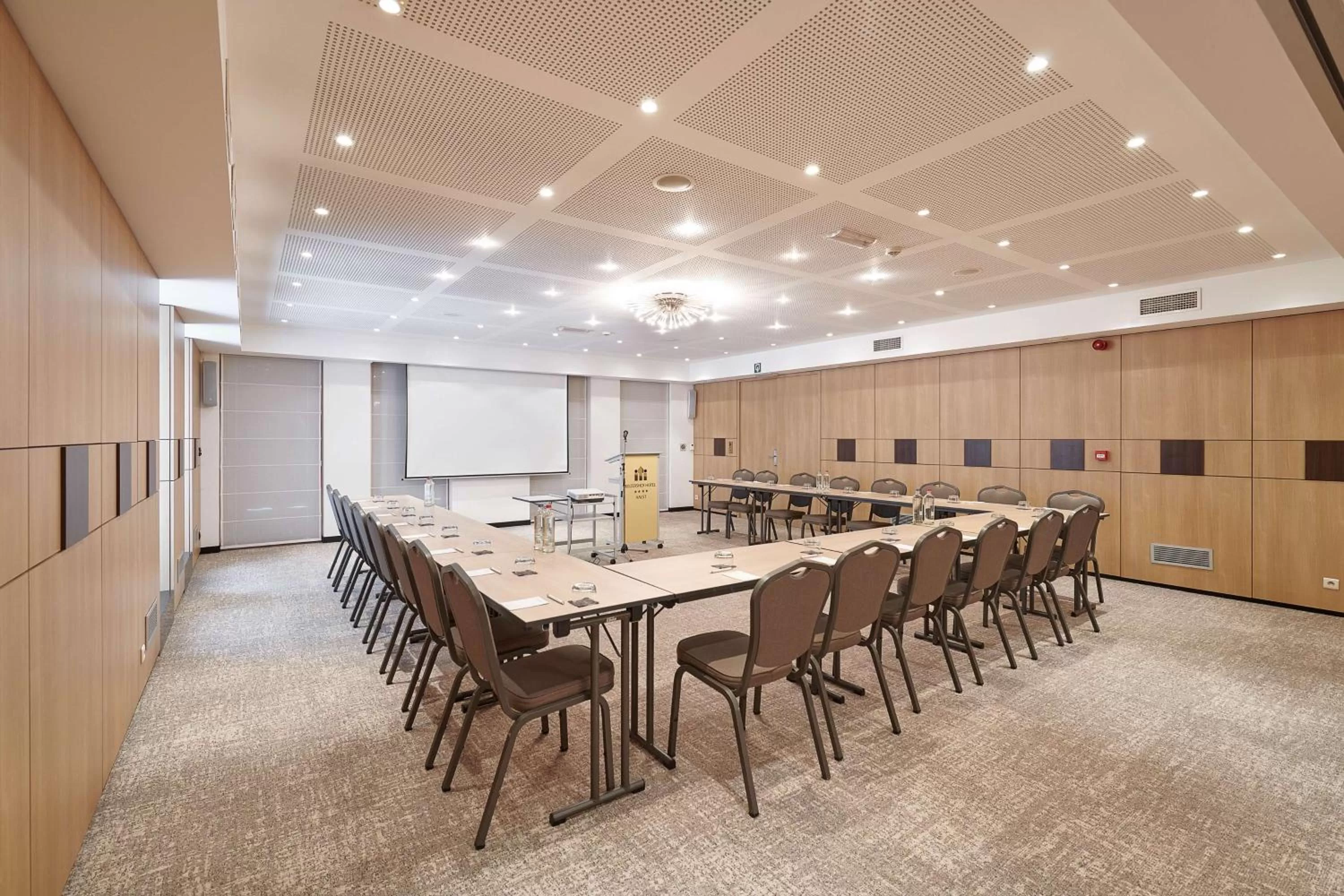 Photo of the whole room in Keizershof Hotel Aalst