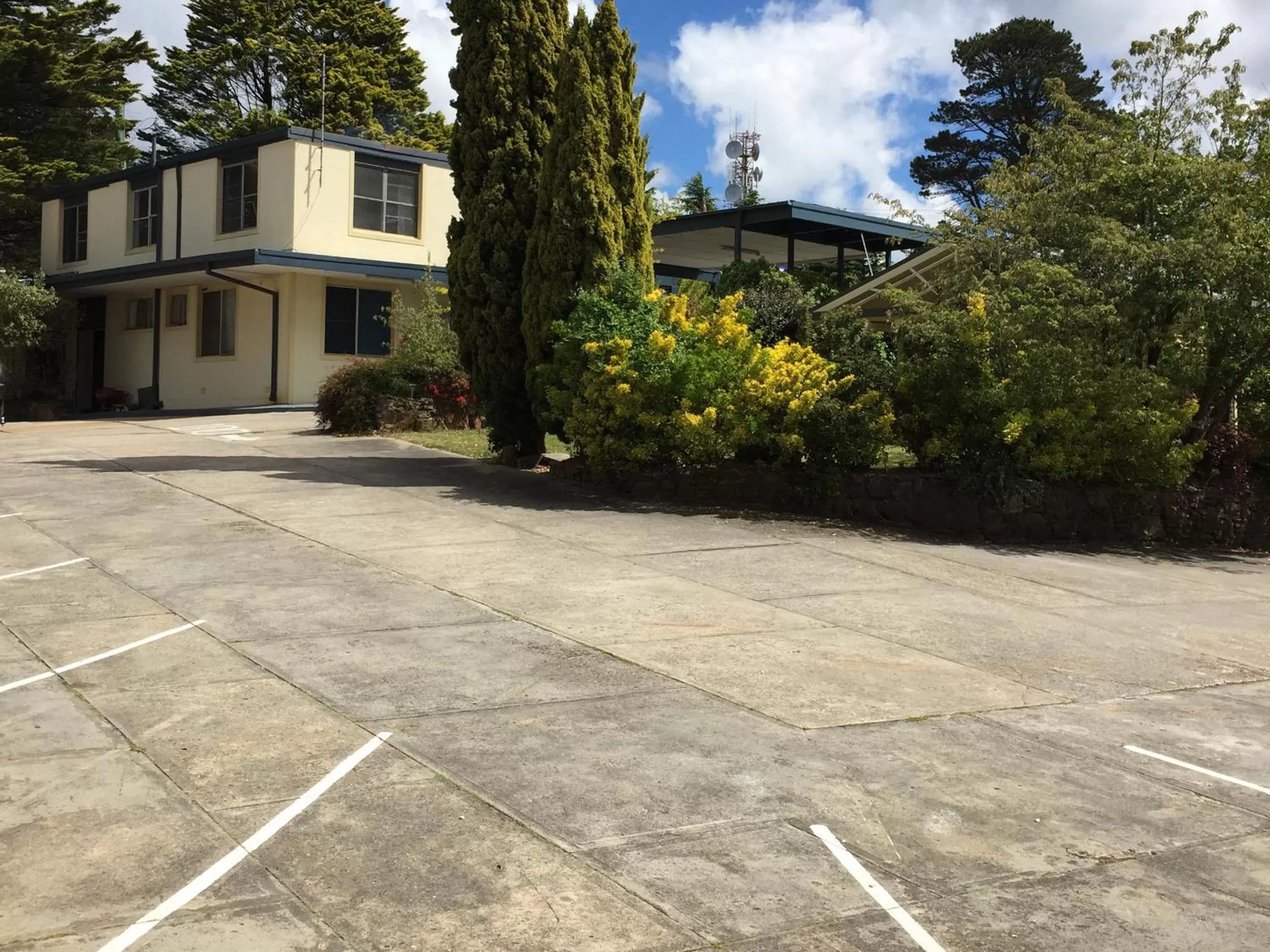 Inner courtyard view in High Mountains Motor Inn