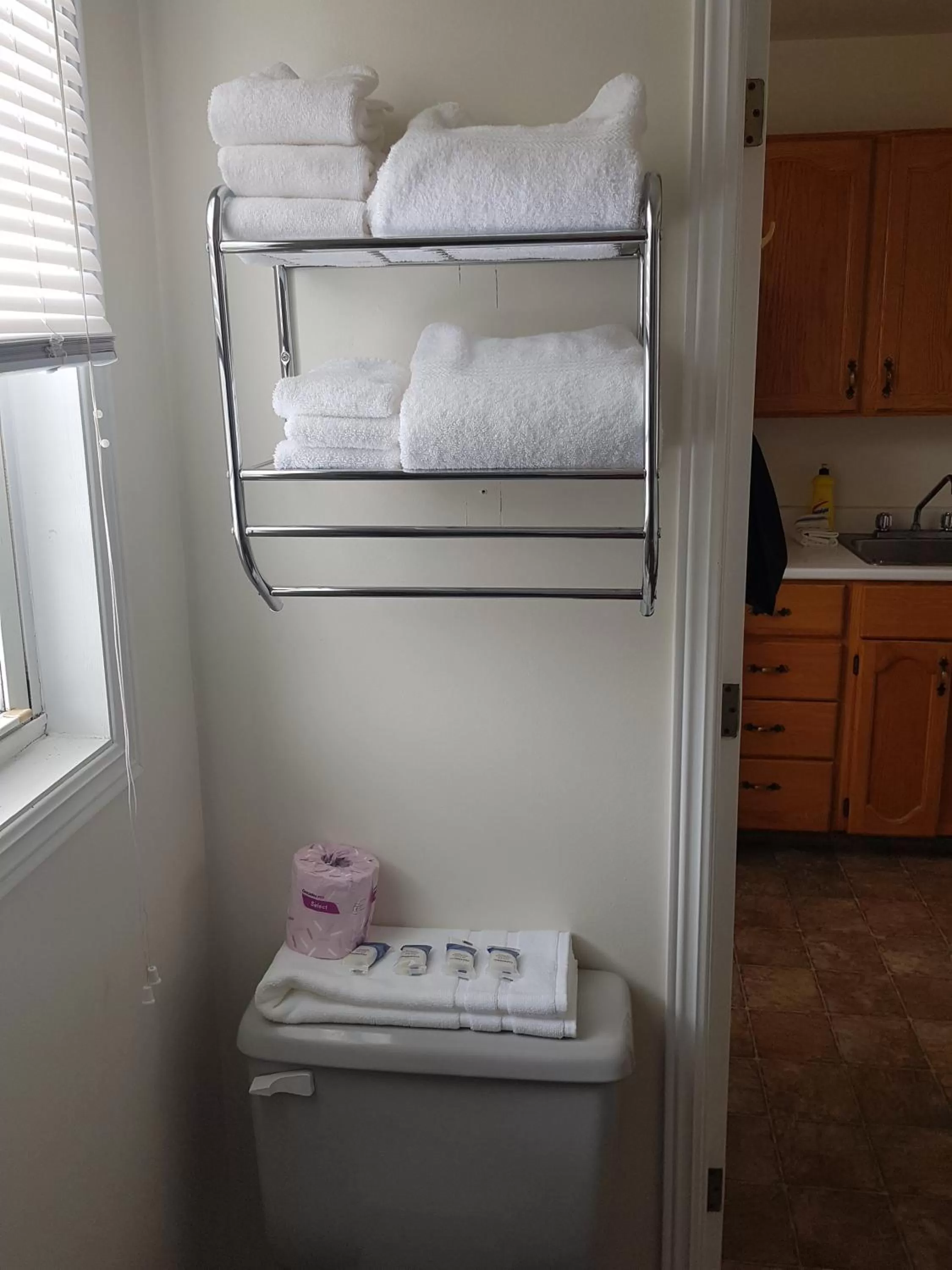 Bed in Covered Bridge Inn & Suites