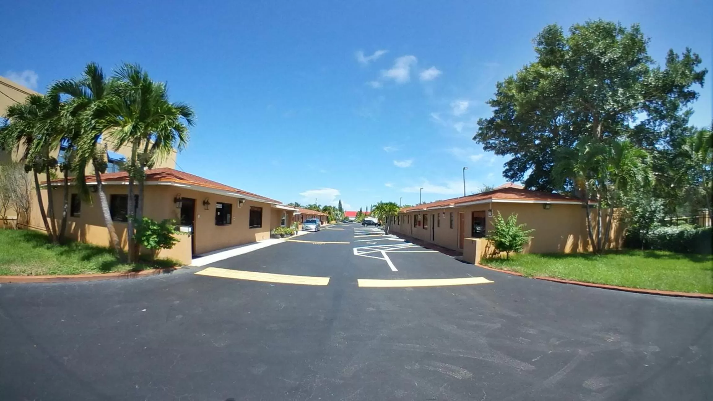 Property building in Travel Inn of Riviera Beach