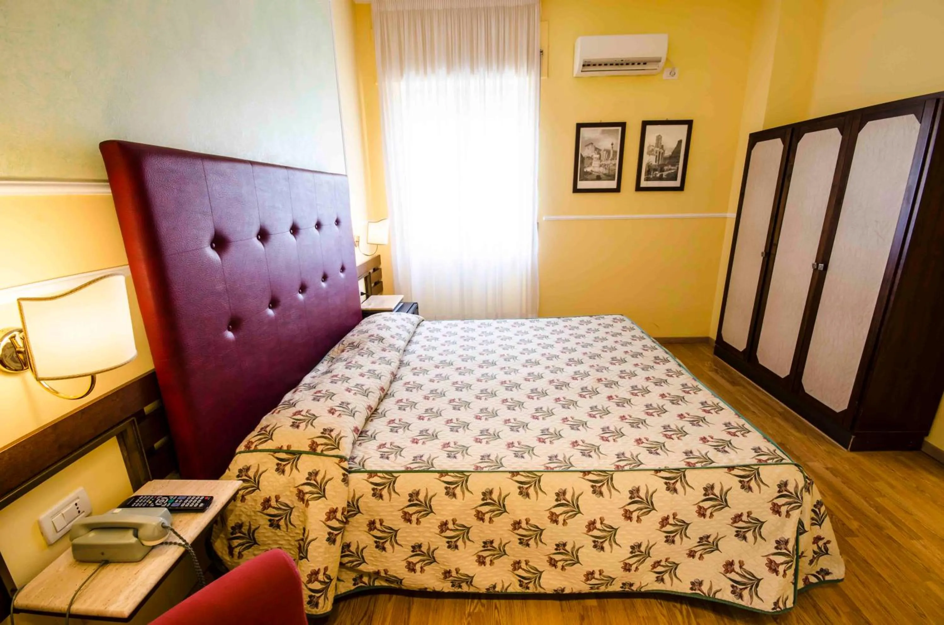 Photo of the whole room, Bed in Hotel Tarconte