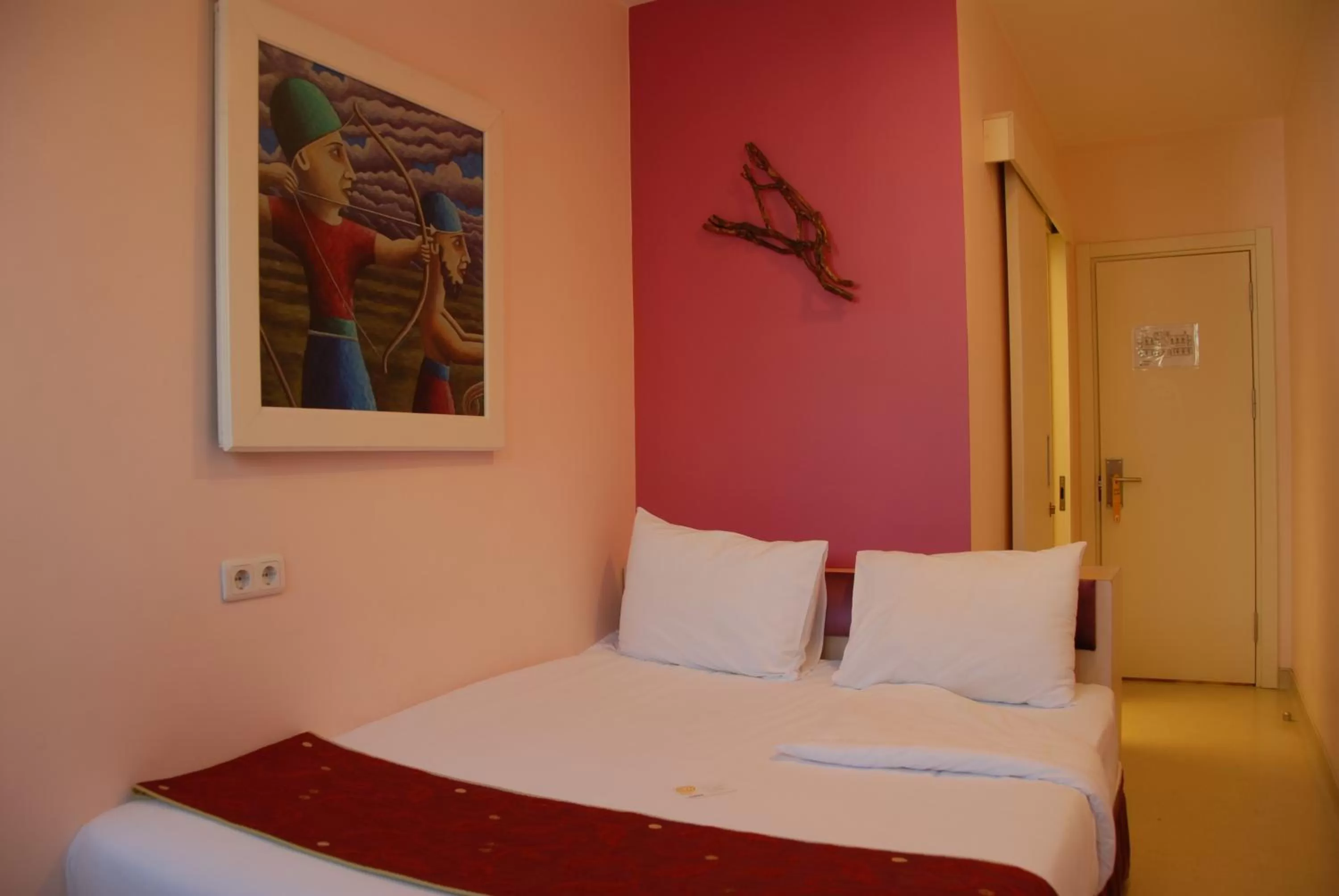 Photo of the whole room, Bed in Han Hotel