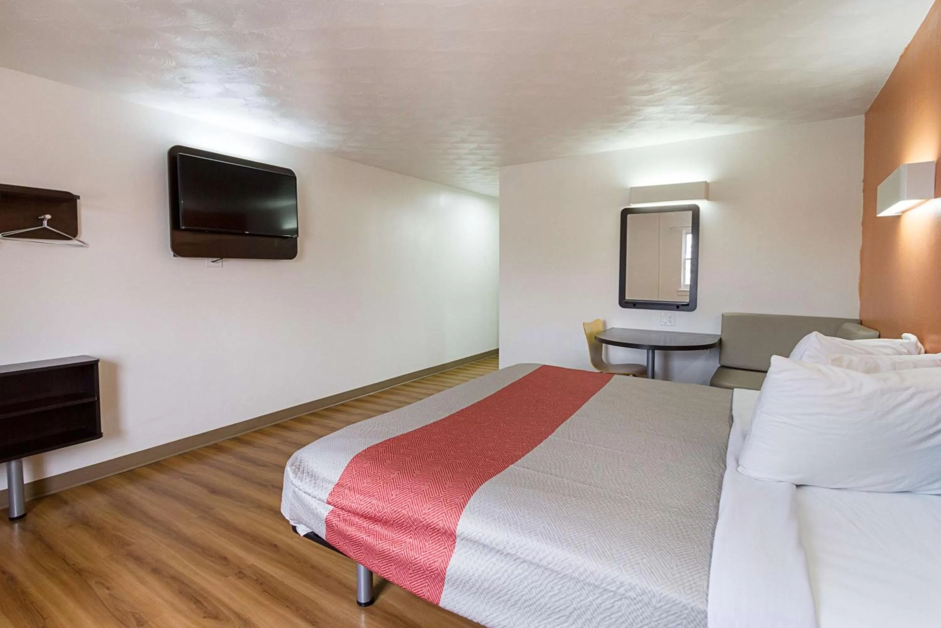 TV and multimedia, Bed in Motel 6-Sidney, OH