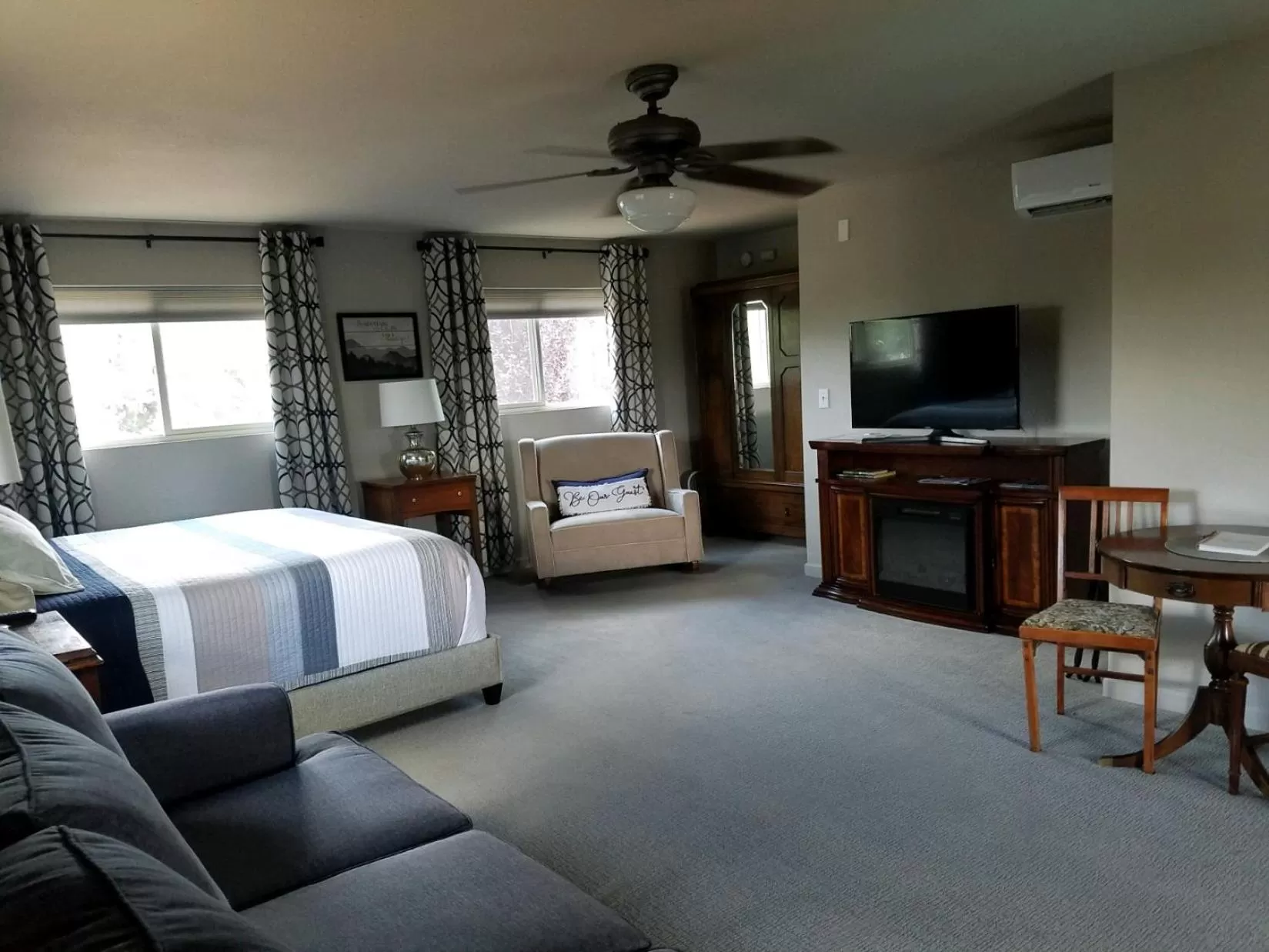 Photo of the whole room, Bed in Ronnie's Resort