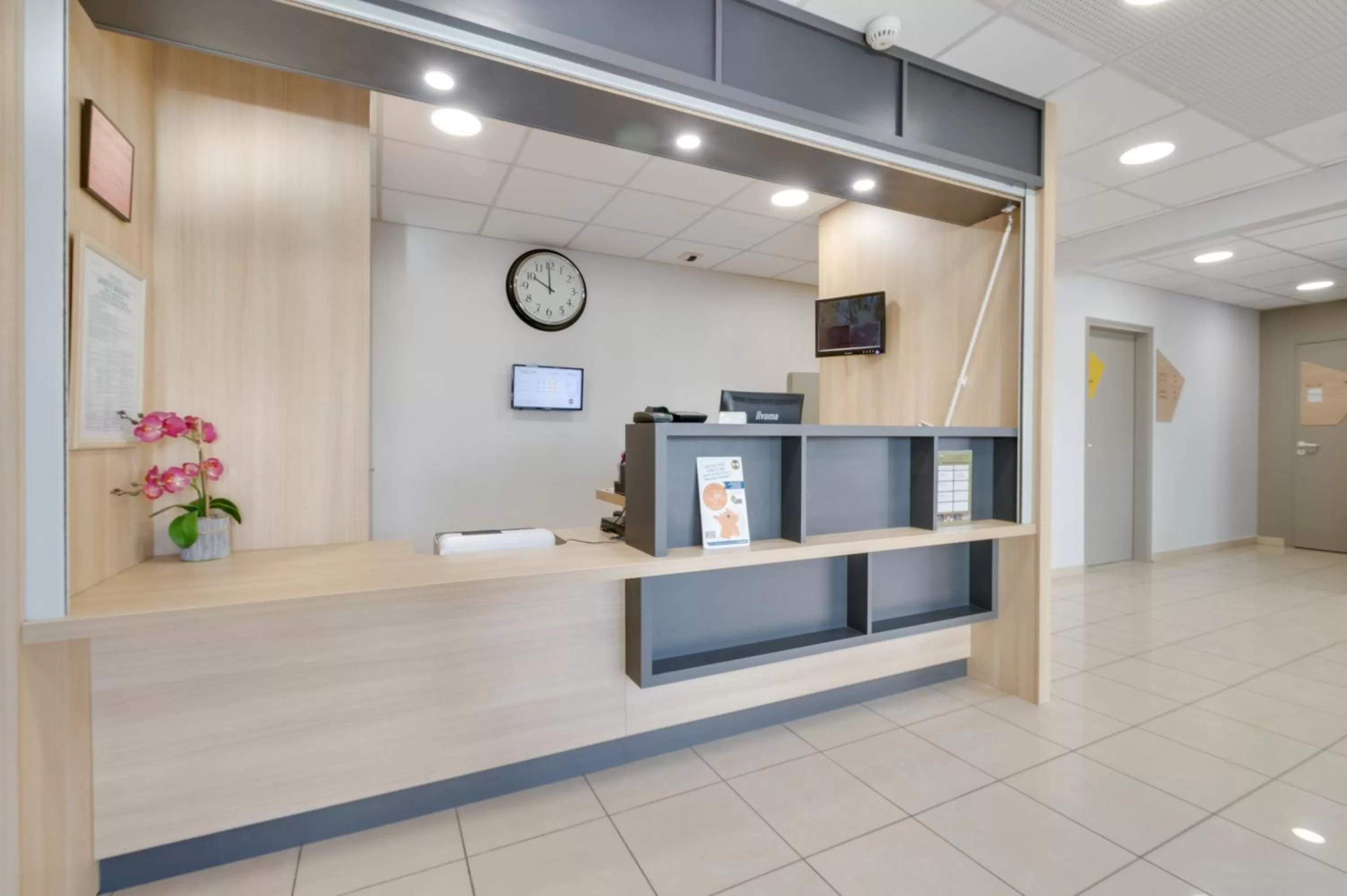 Lobby or reception in B&B HOTEL FREJUS Puget-sur-Argens