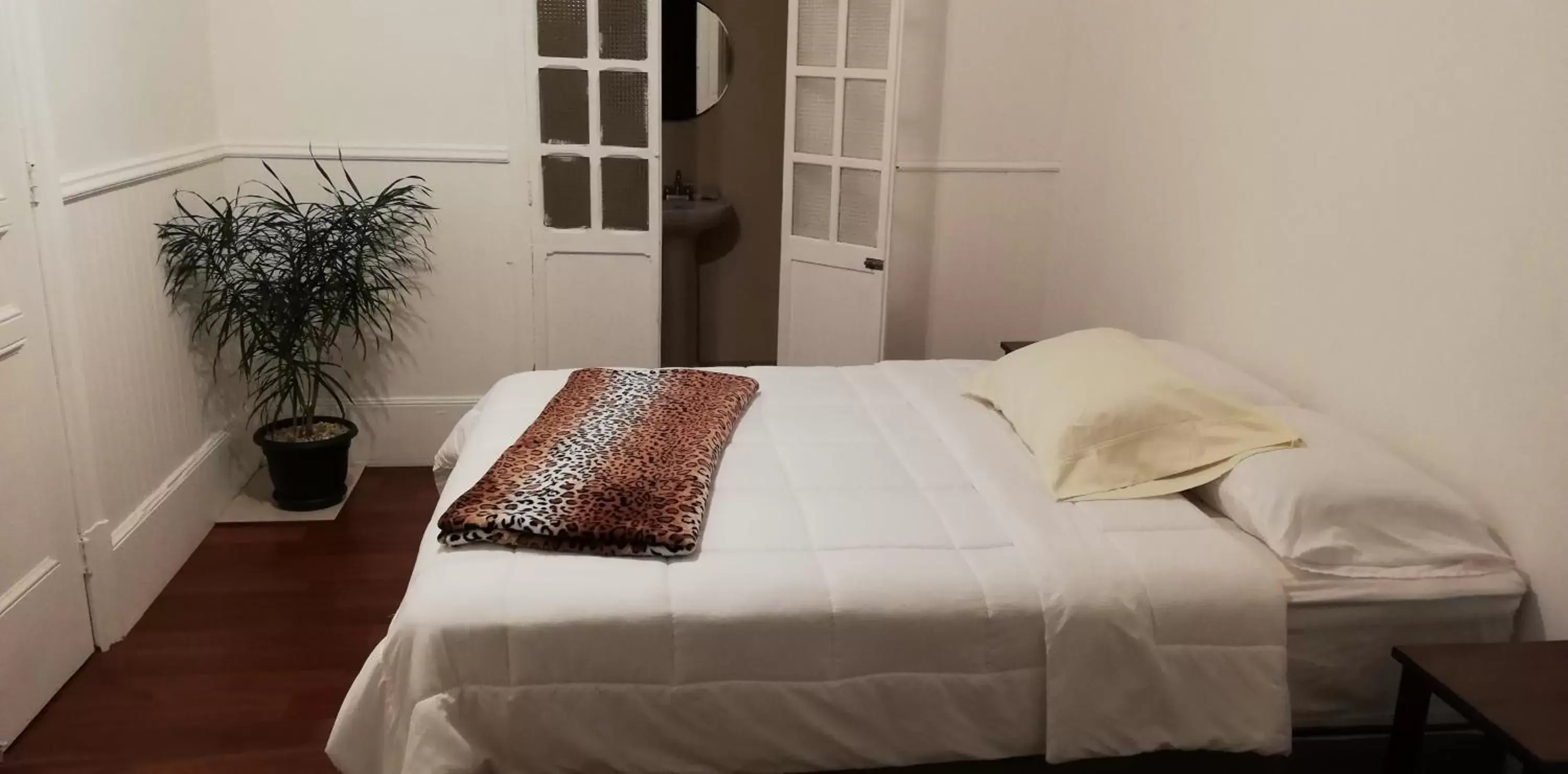 Standard Double Room with Fan in Casa Mayela Guest House Standard Double Room with Fan in Casa Mayela Guest House