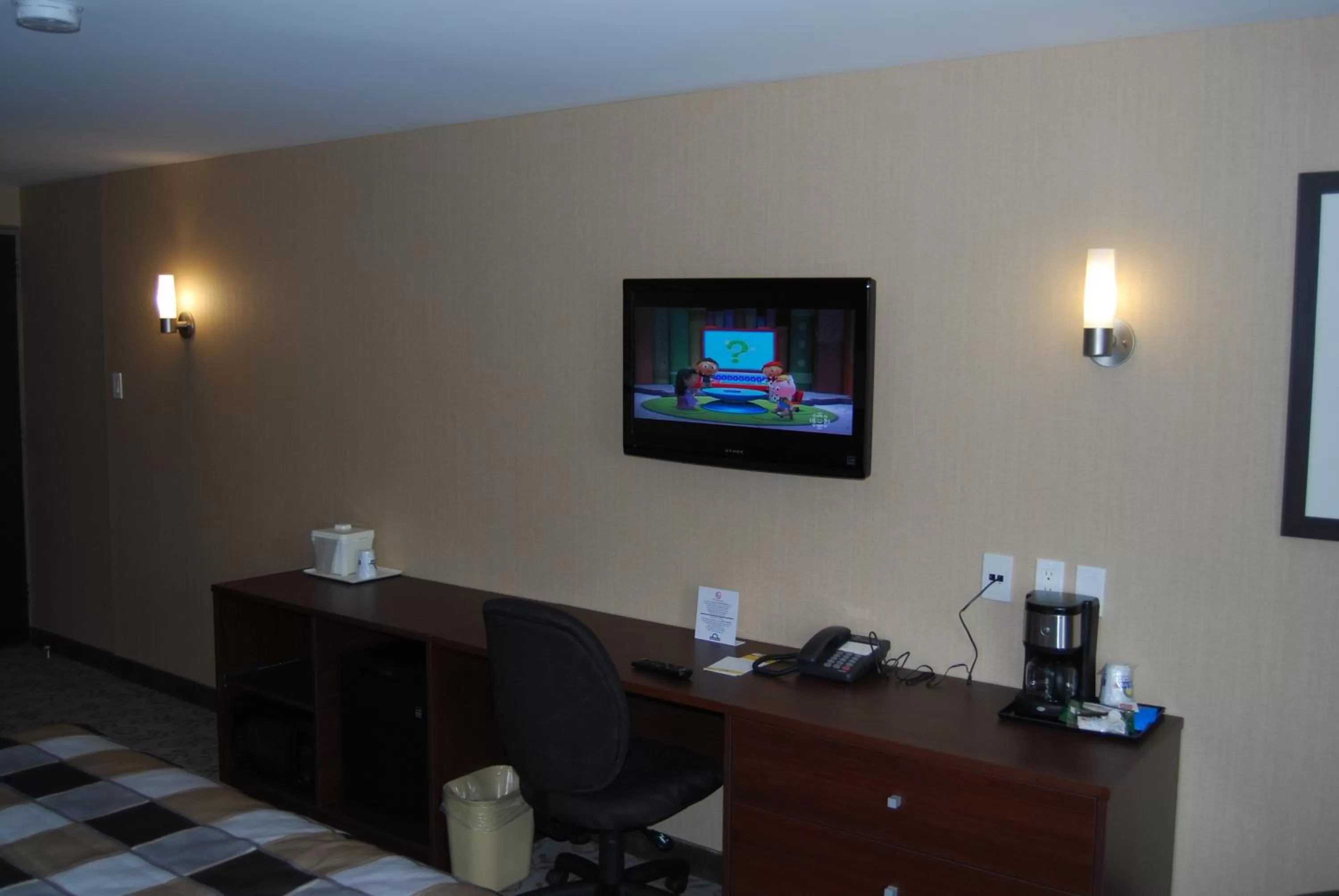 TV and multimedia in Days Inn by Wyndham Brampton
