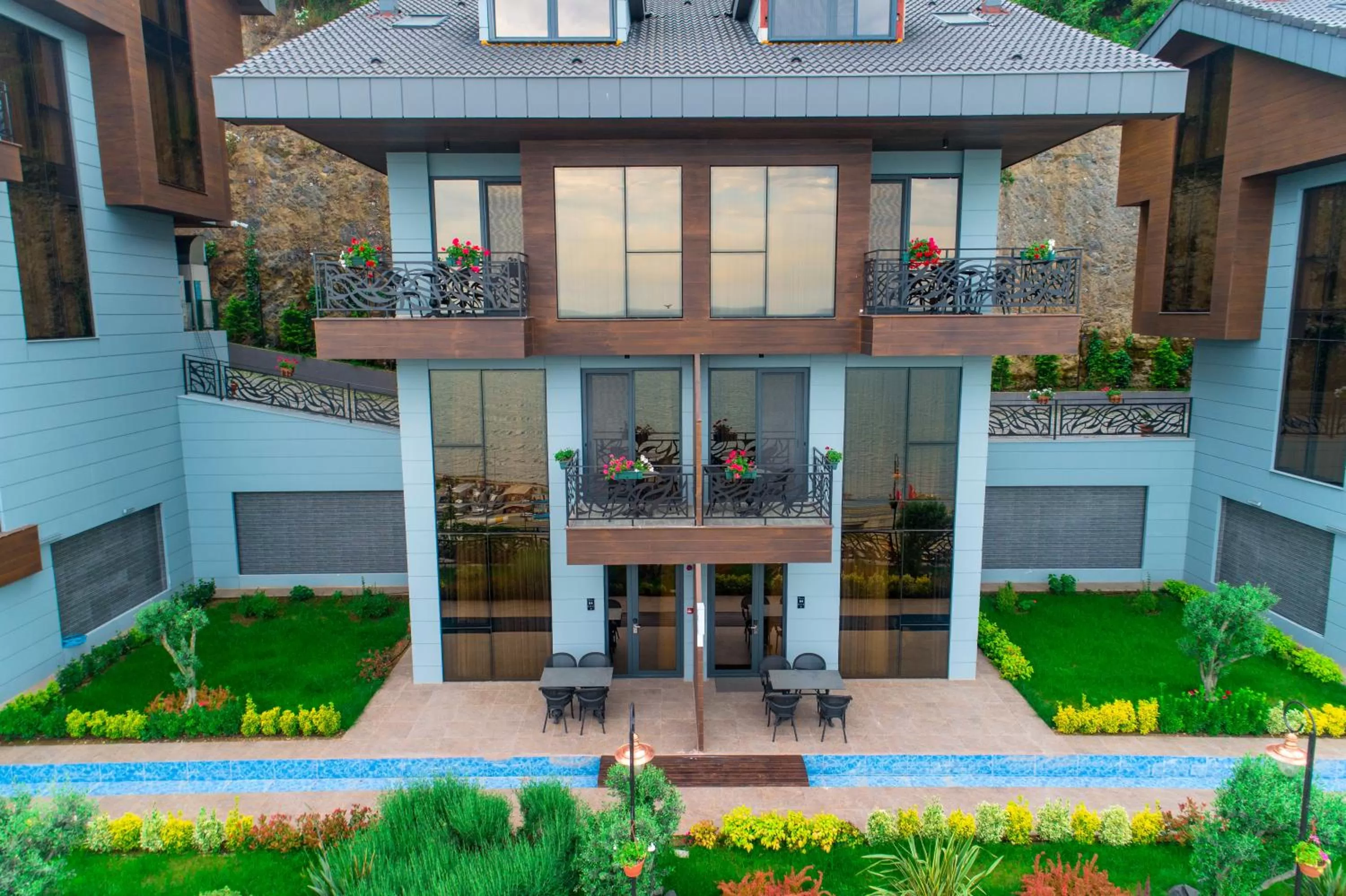 Property building in Peerless Villas Hotel