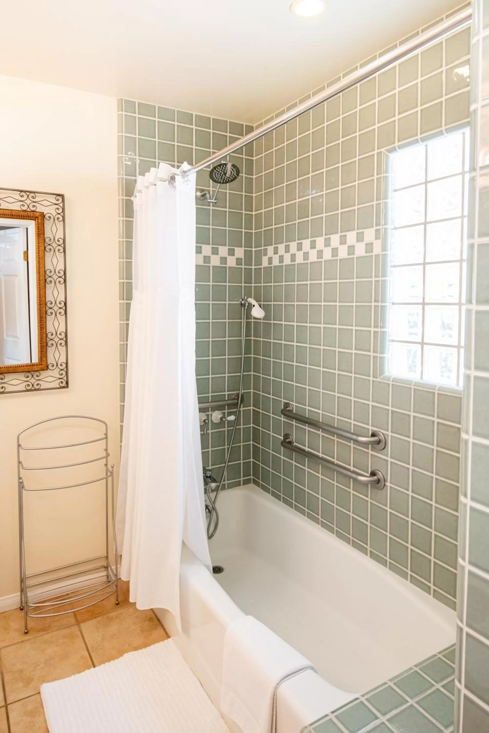 Shower in Harbor House Inn