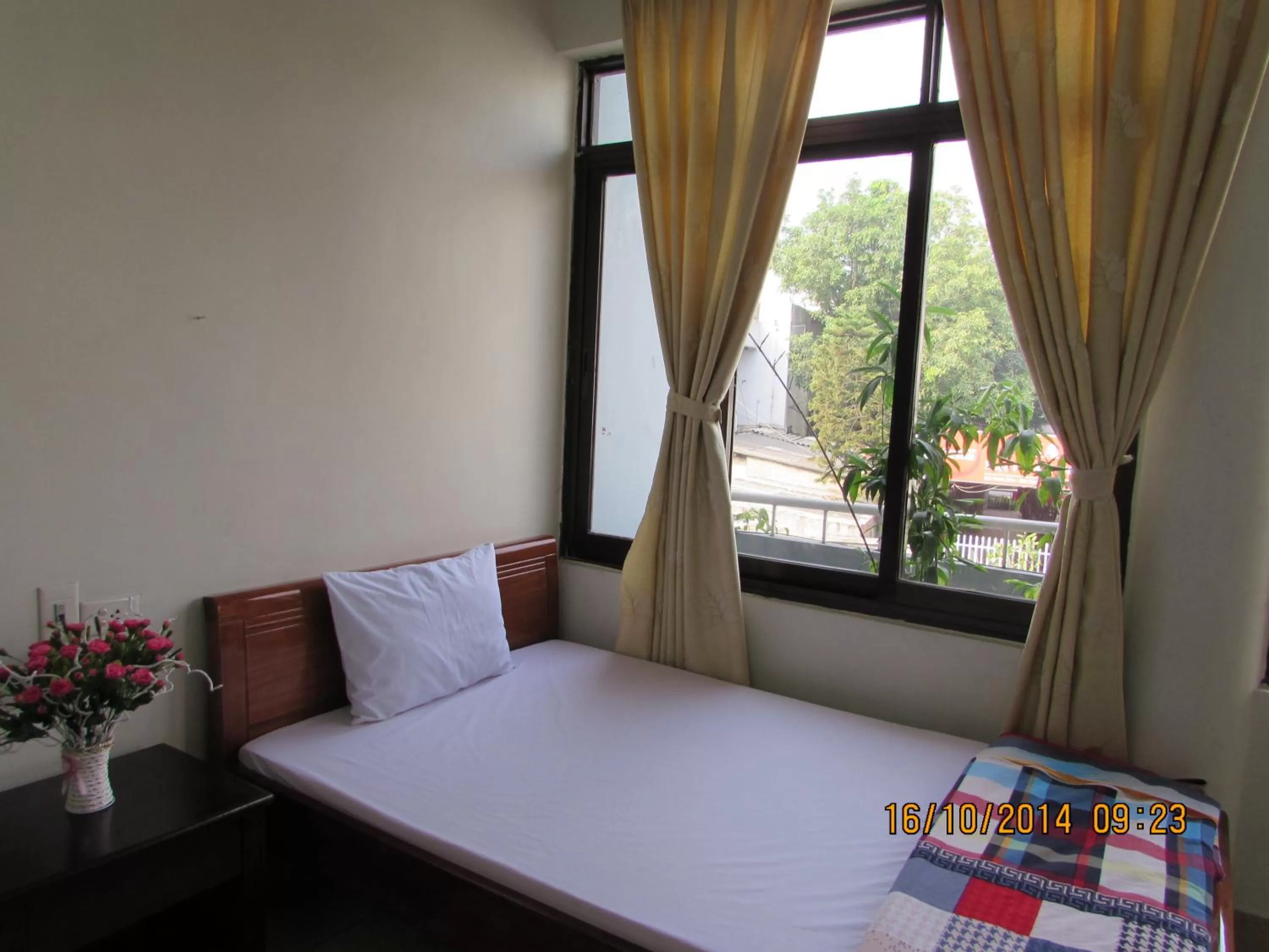 Living room, Bed in Viet Nhat Halong Hotel - Bai Chay