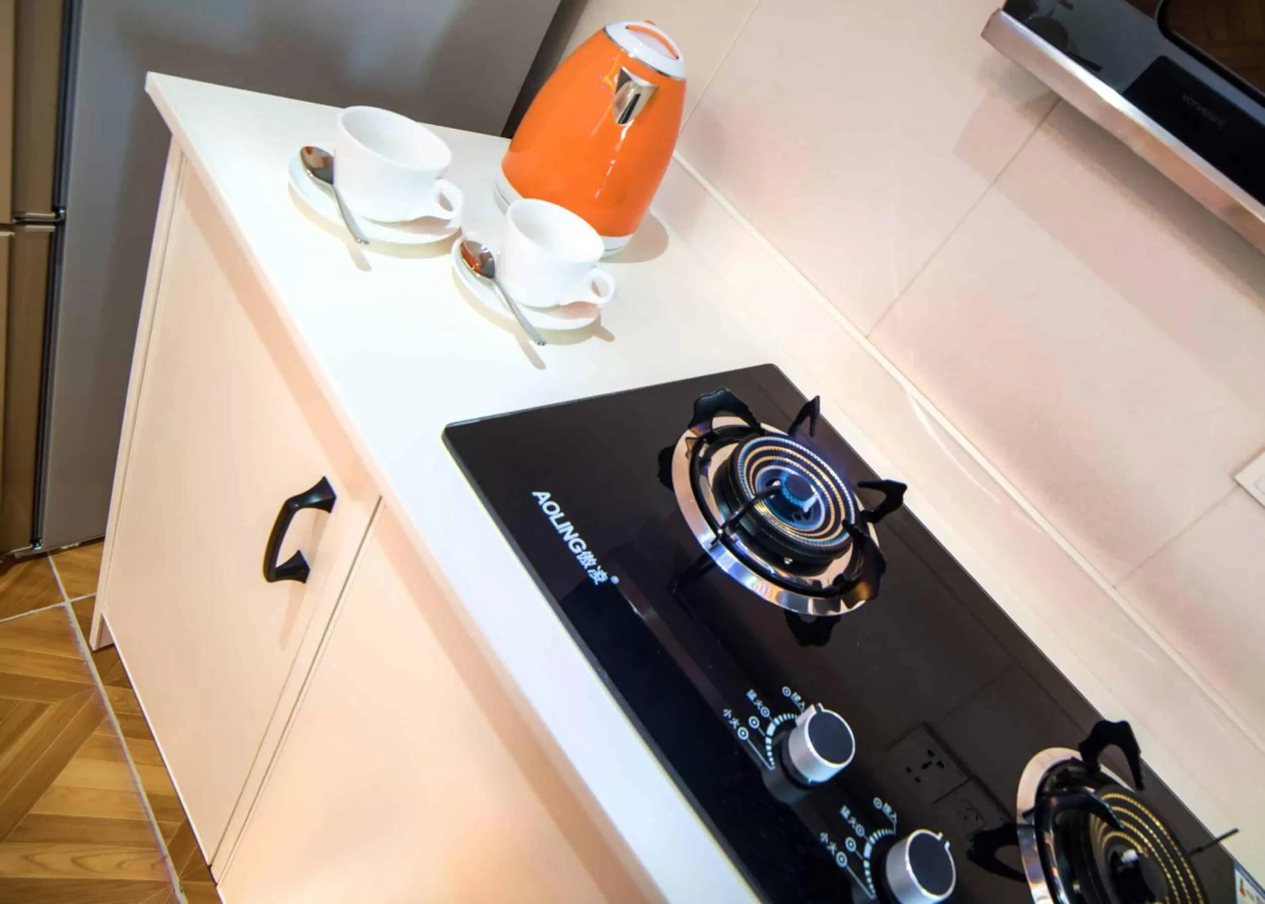 Kitchen or kitchenette, Bathroom in Riverside Hotel