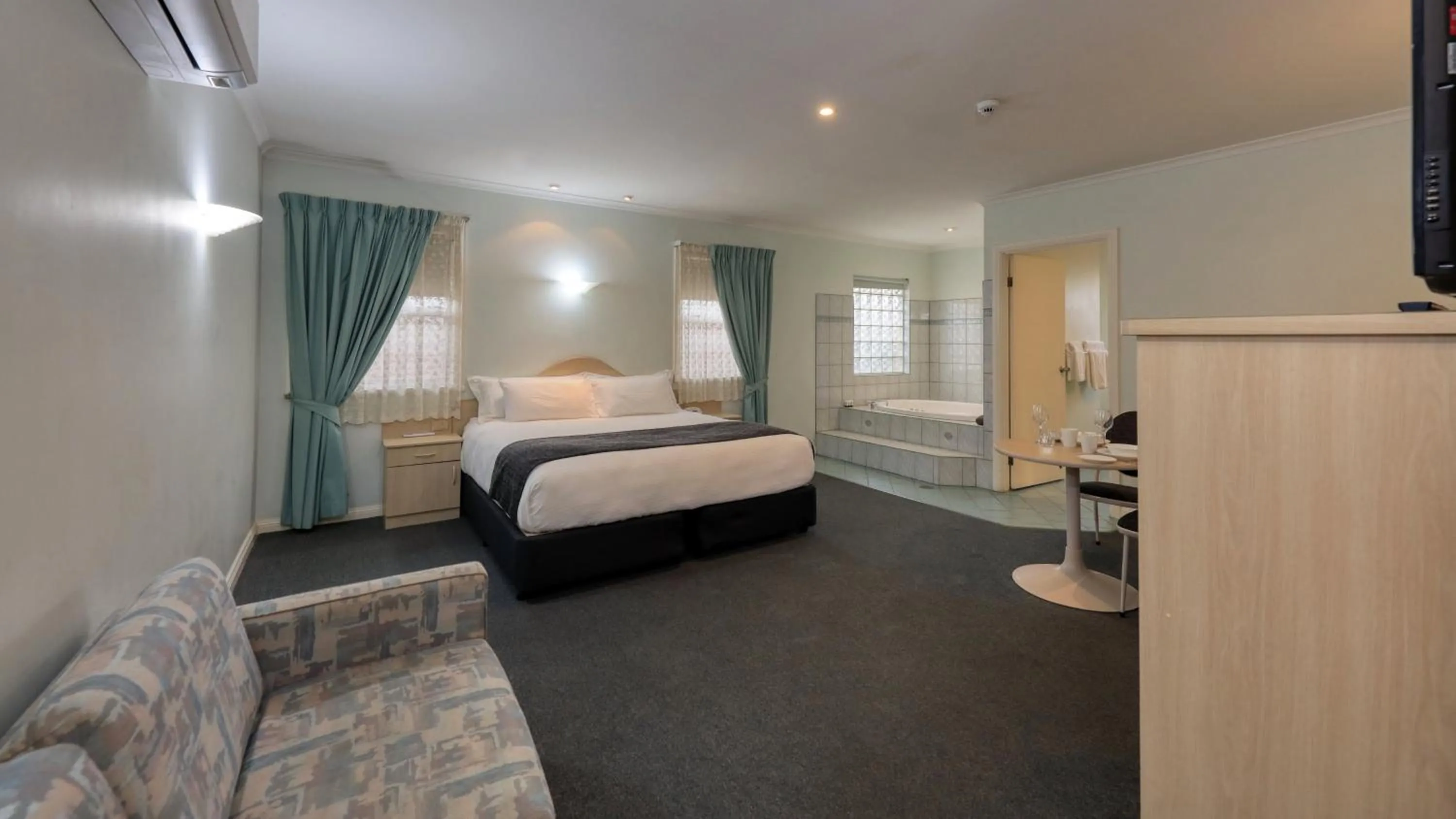 Living room, Bed in Charles Rasp Motor Inn & Cottages