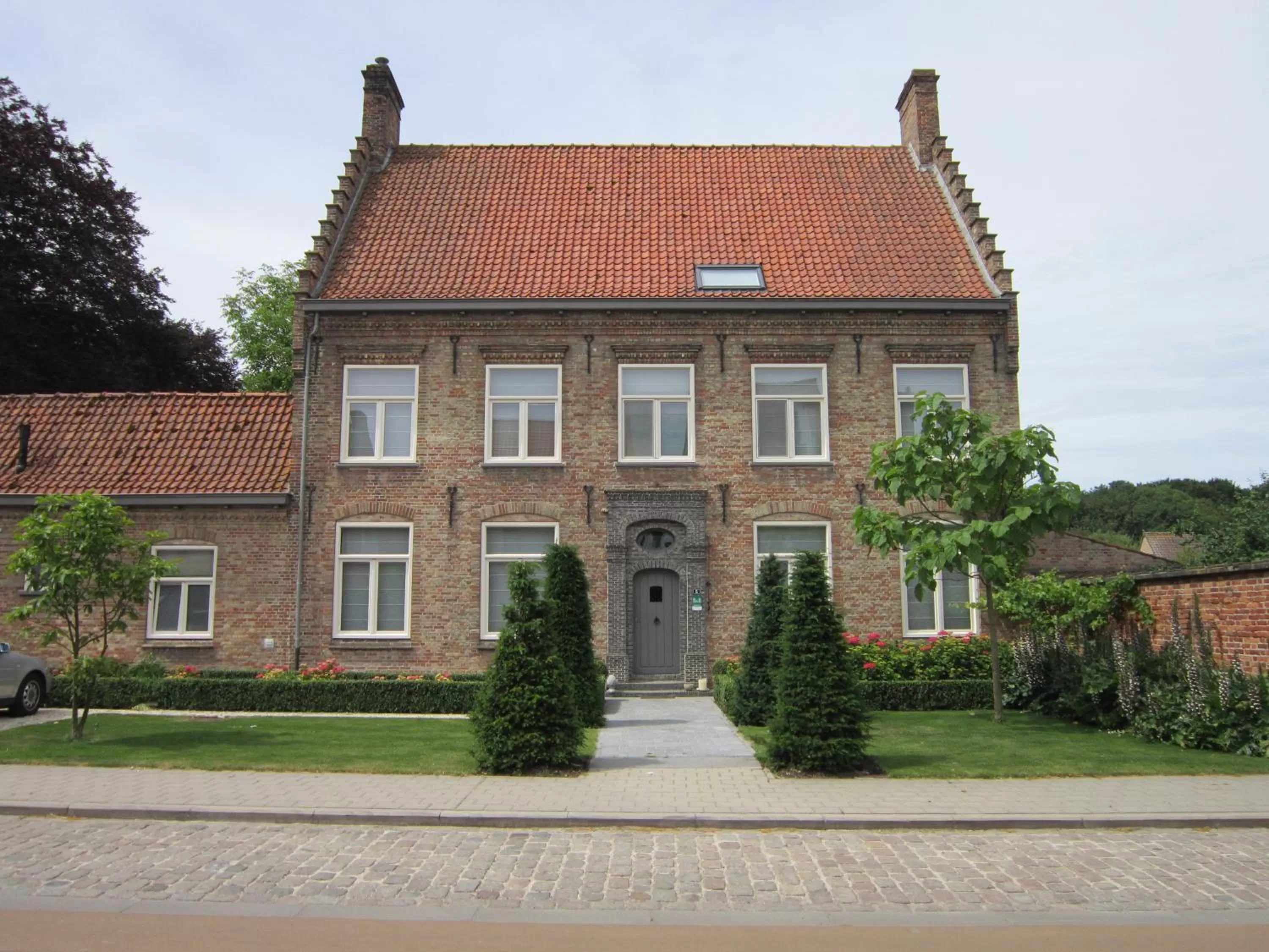 Facade/entrance, Property Building in B&B Pastorie van Merkem