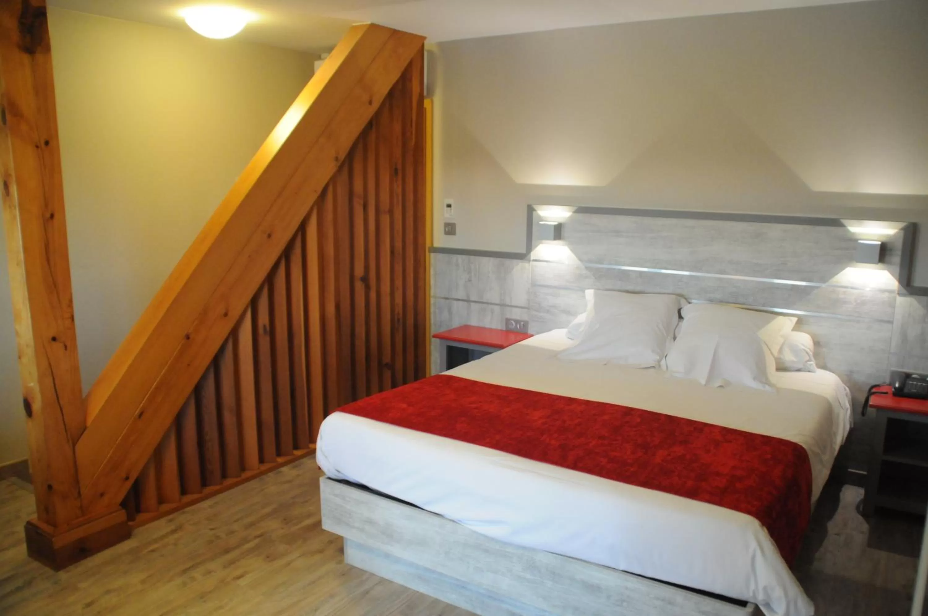 Bed in Hotel Restaurant Au Parc des Cigognes