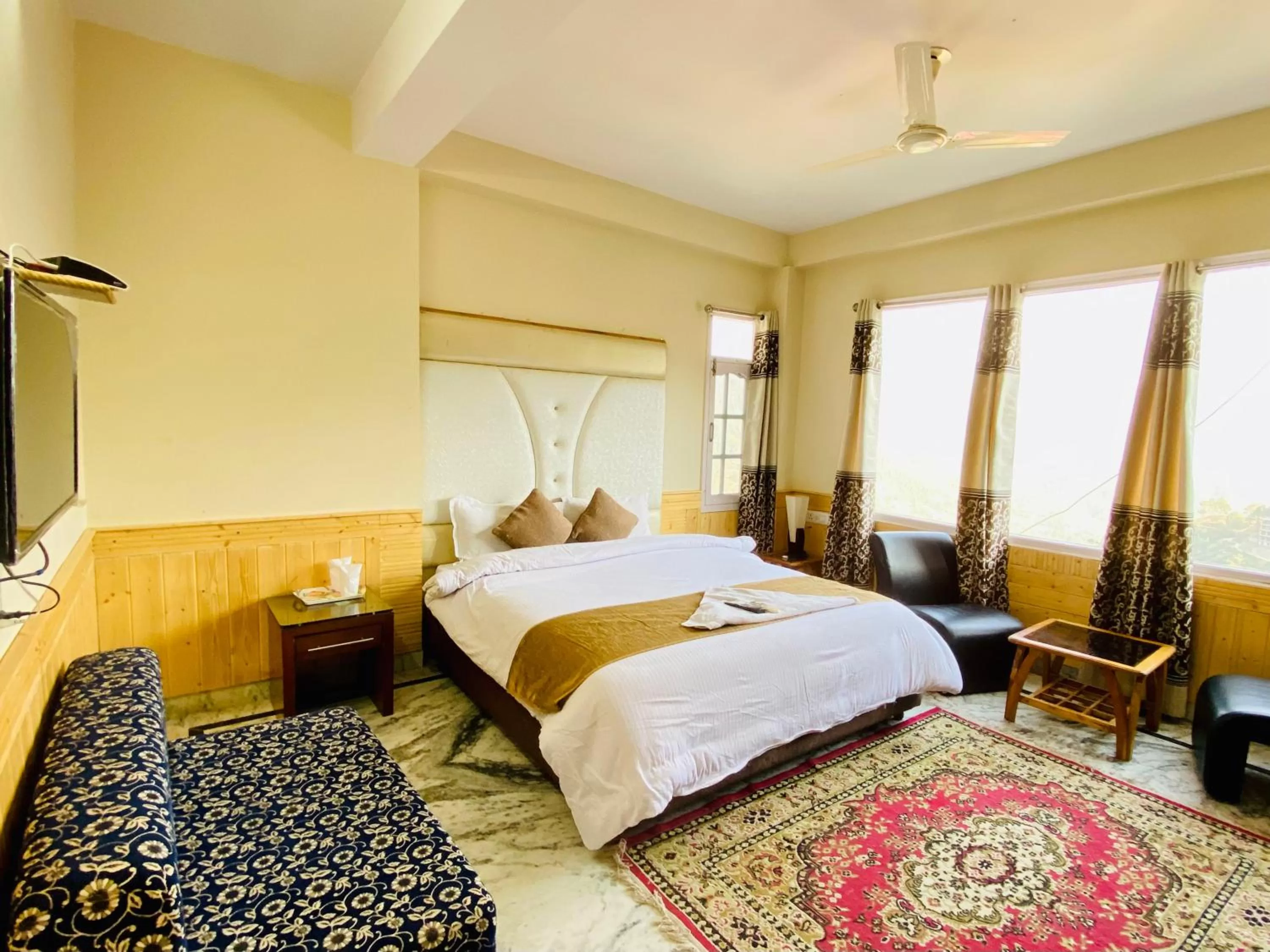 TV and multimedia, Bed in Sai Cottage Shimla