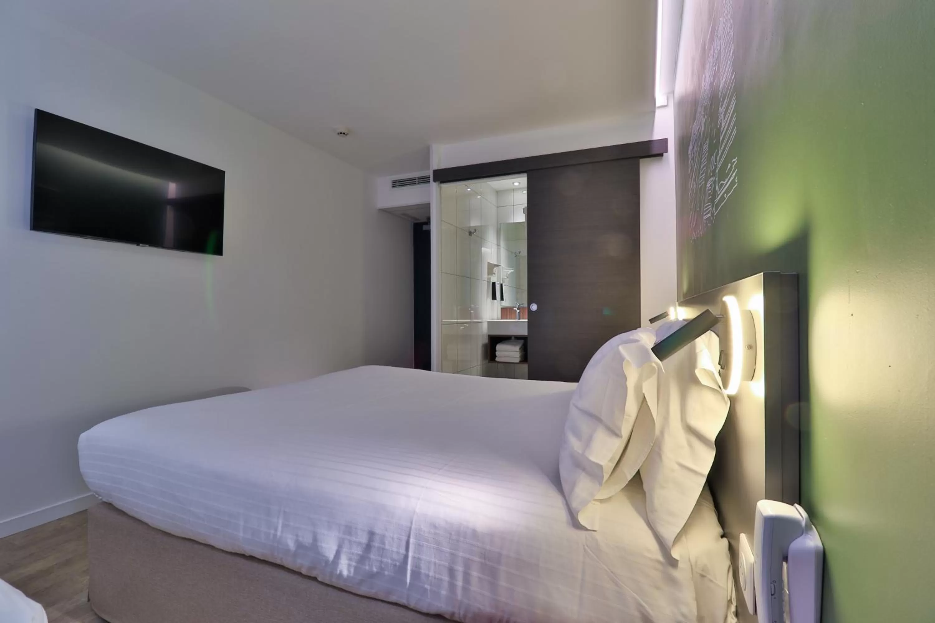 Bedroom, Bed in Hôtel restaurant Kyriad Fréjus