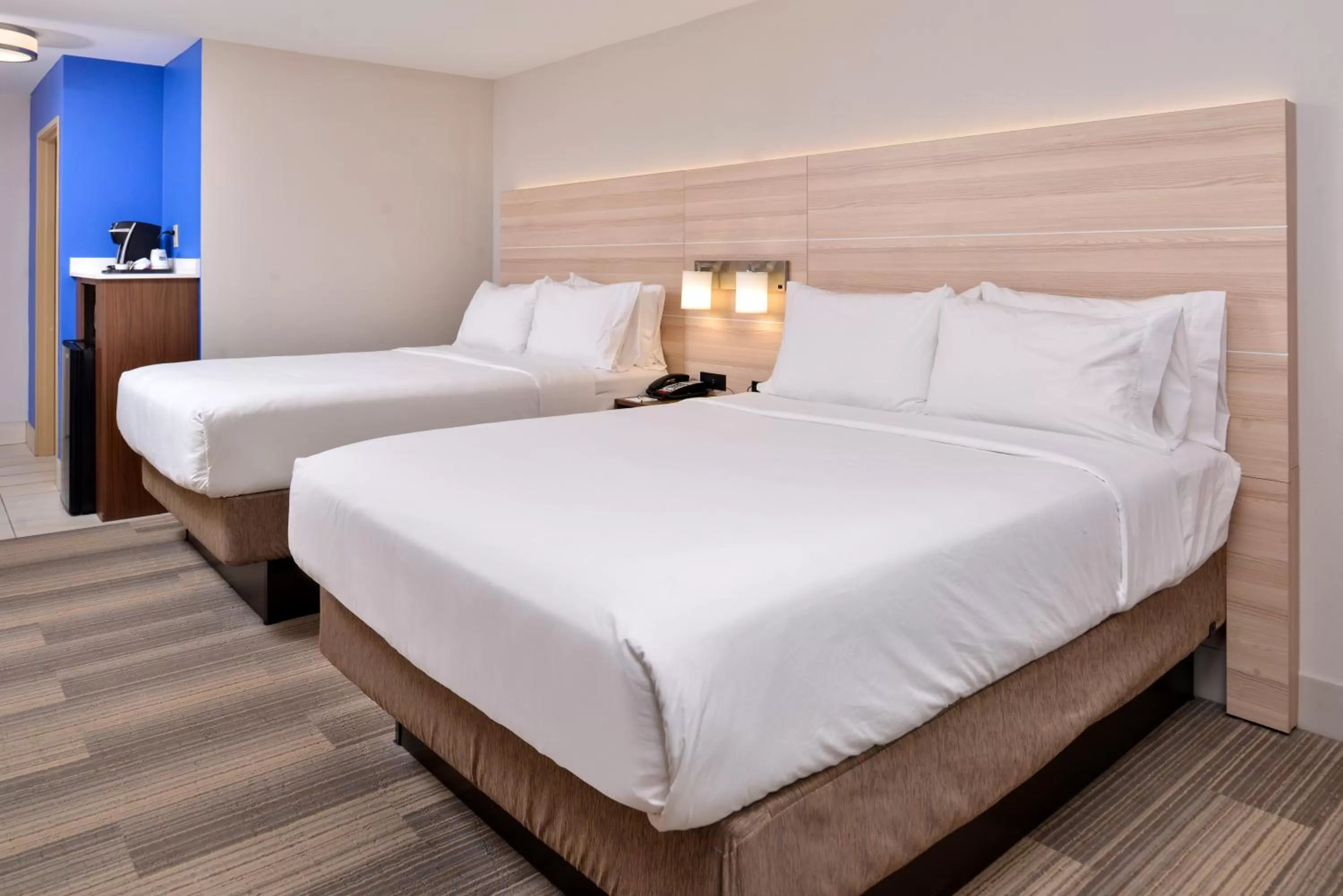 Photo of the whole room, Bed in Holiday Inn Express Hotel & Suites Cincinnati - Mason by IHG