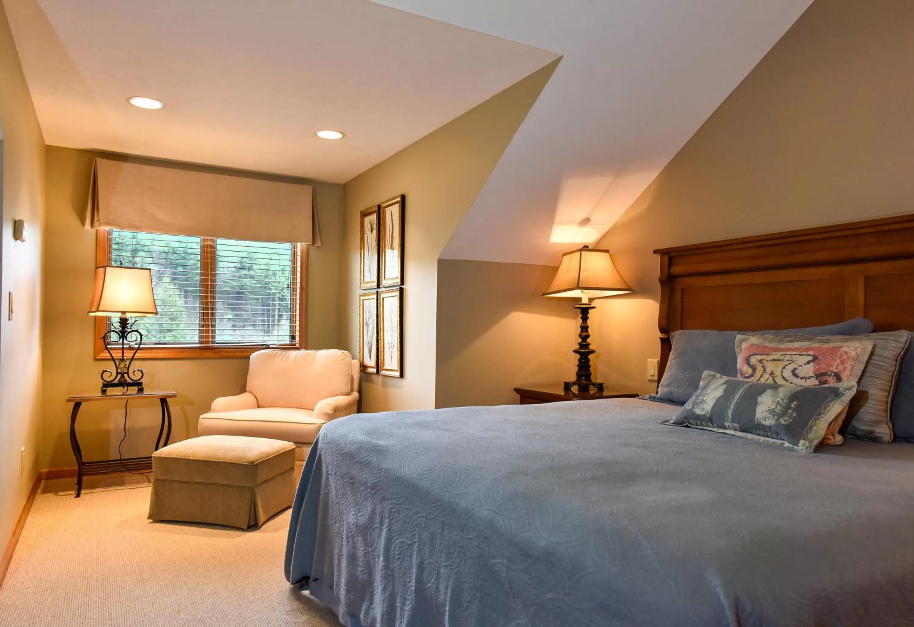 Bedroom, Bed in Chetola Resort Condominiums