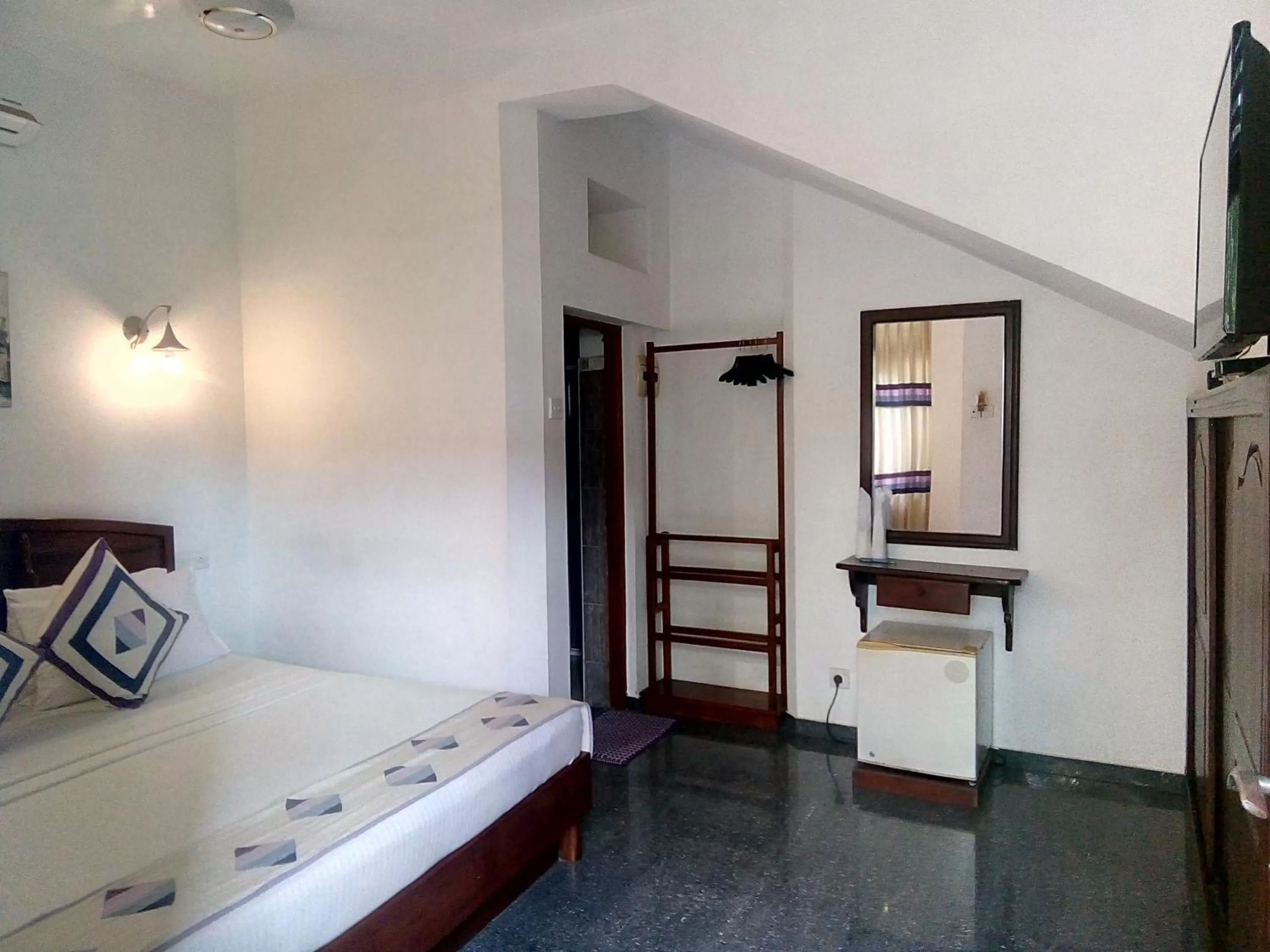 Communal lounge/ TV room, Bed in Suriya Arana