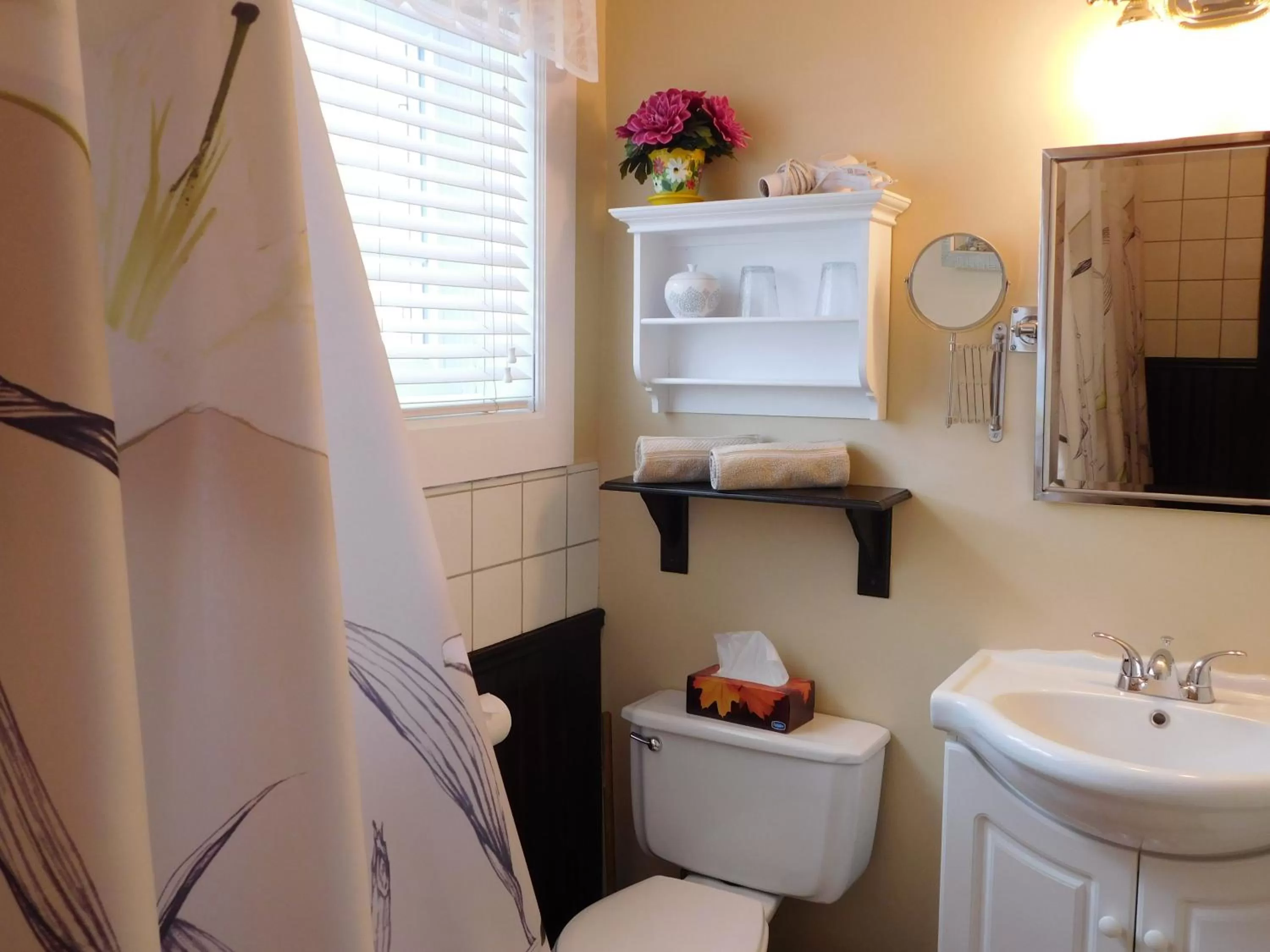 Photo of the whole room in Au Coeur De Magog