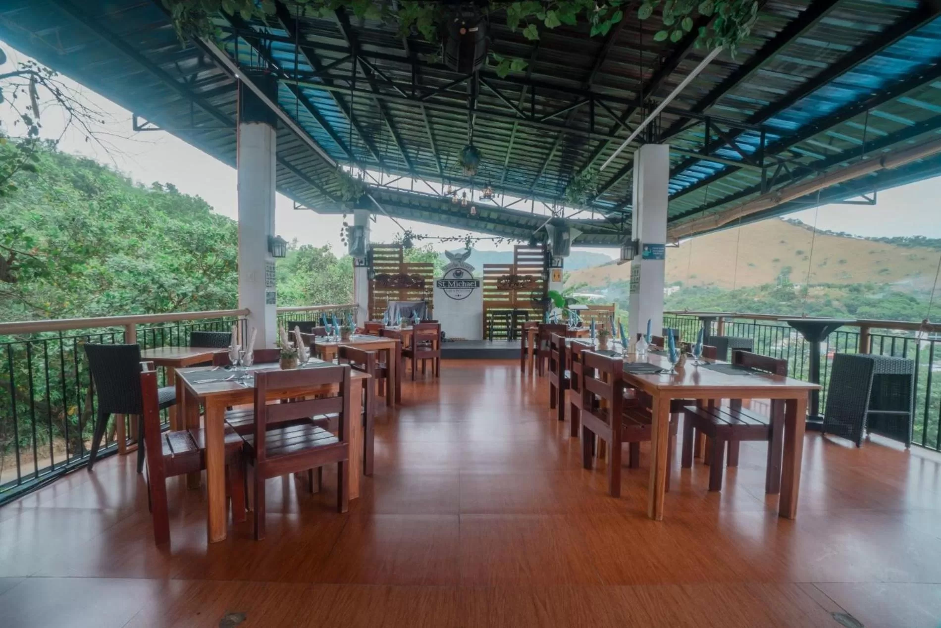 Restaurant/places to eat in Skylodge Resort