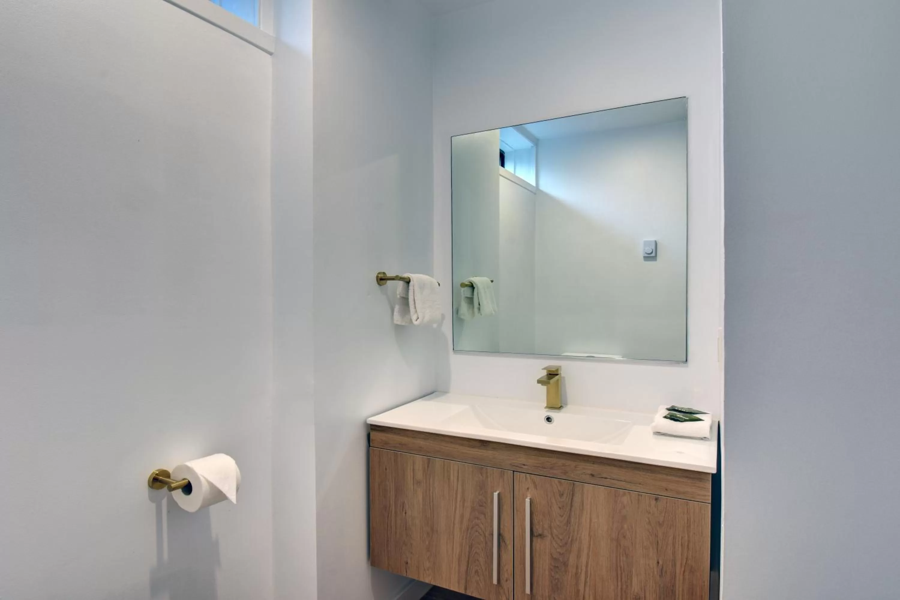 Toilet in Hotel Le Petit Lac Sainte-Adèle