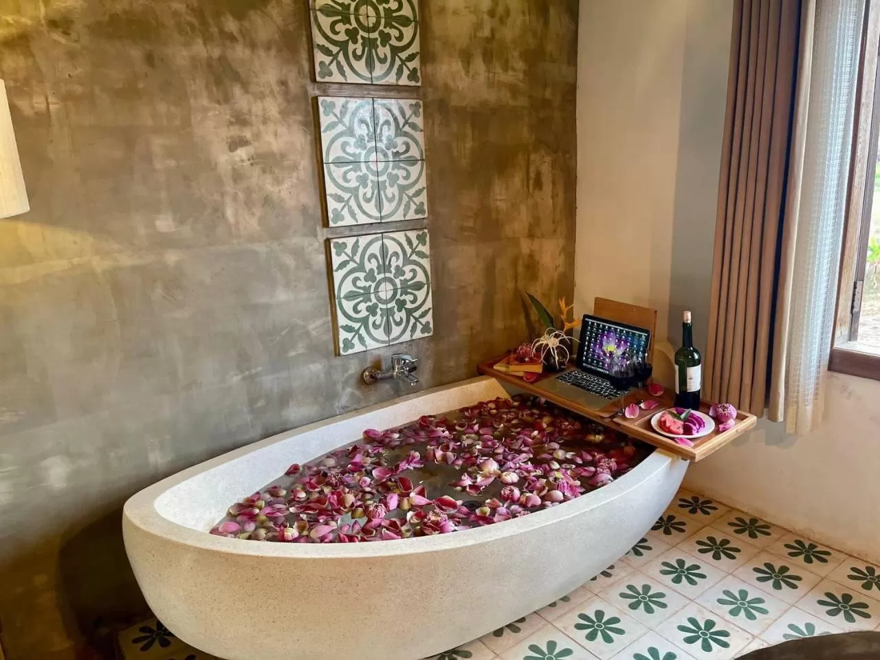 Hot Tub in Dontrei Villa Angkor